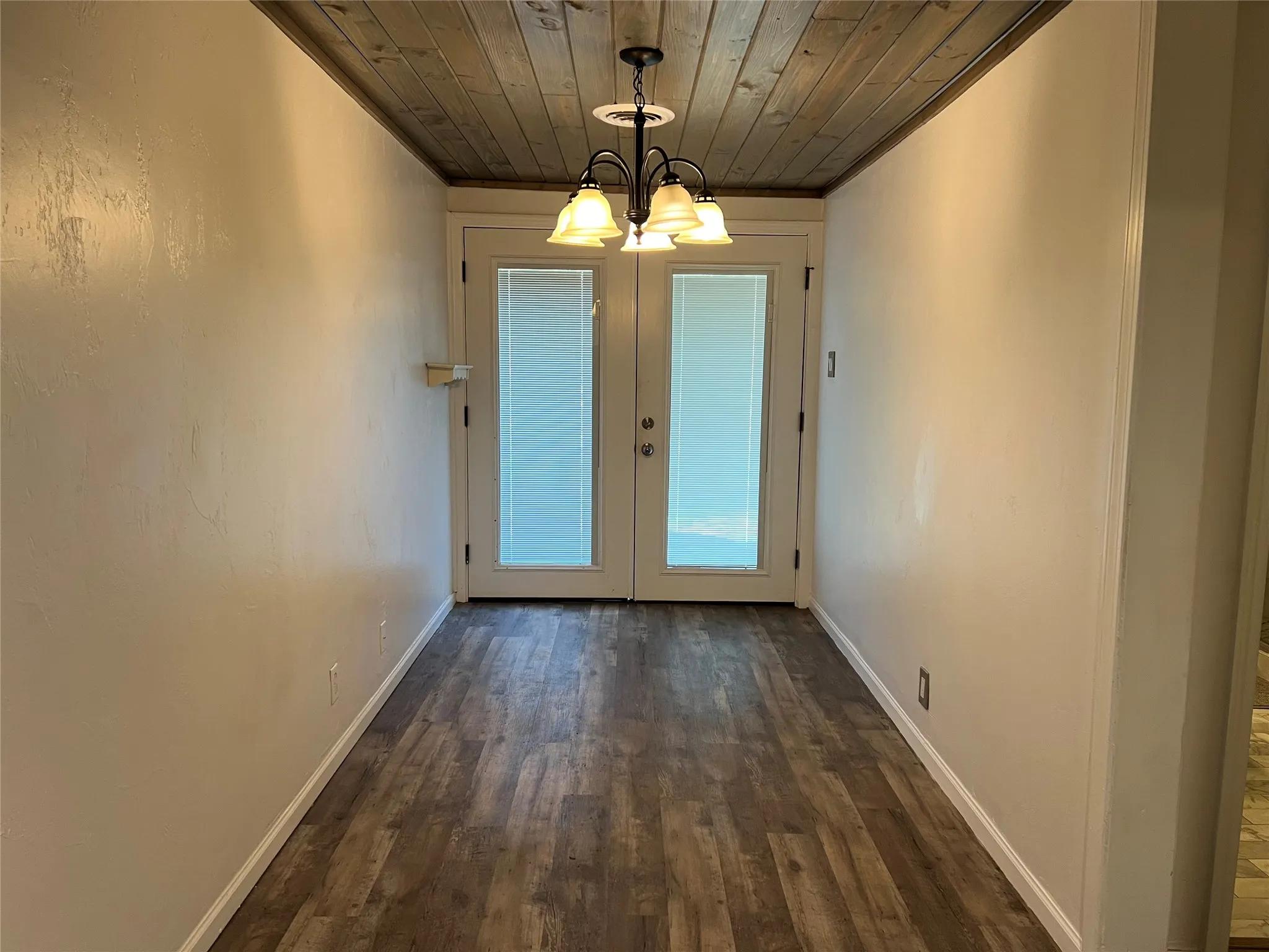 Single Family Residence For Sale in Grayson County , 533 E Sears Street, Denison, Texas 75021, 3 Bedroom, 1 Bathroom, Garage spaces, 1,303 Sqft, built in 1950, Preowned, mls#21206951, Real Estate Agent in Denison, Homes For Sale in Grayson county, Homes For Sale in Denison, Realtor in Denison Texas, Real Estate Brokerage Independent Realty Texas, Luminita Cordes Realtor