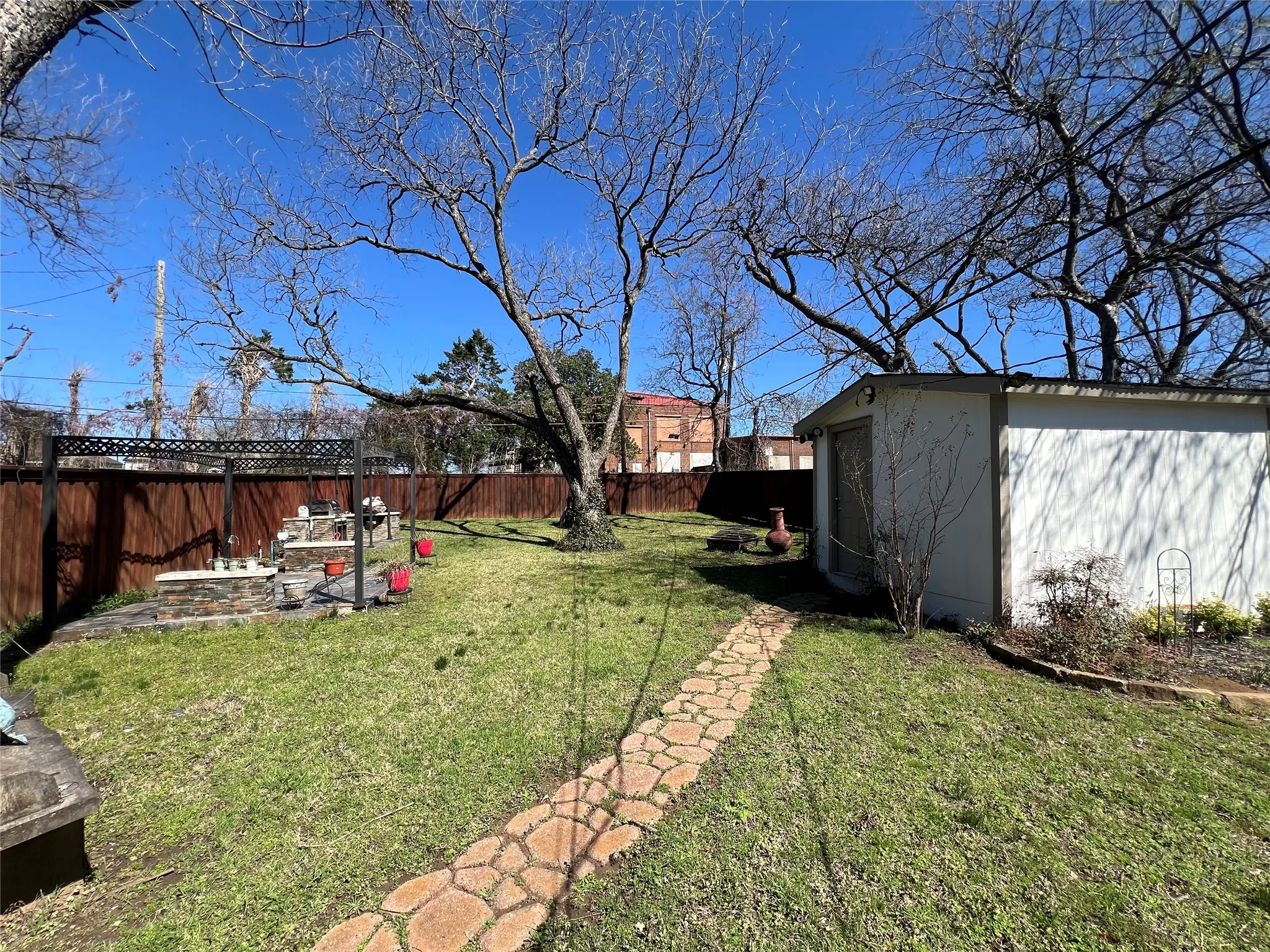 Single Family Residence For Sale in Grayson County , 533 E Sears Street, Denison, Texas 75021, 3 Bedroom, 1 Bathroom, Garage spaces, 1,303 Sqft, built in 1950, Preowned, mls#21206951, Real Estate Agent in Denison, Homes For Sale in Grayson county, Homes For Sale in Denison, Realtor in Denison Texas, Real Estate Brokerage Independent Realty Texas, Luminita Cordes Realtor