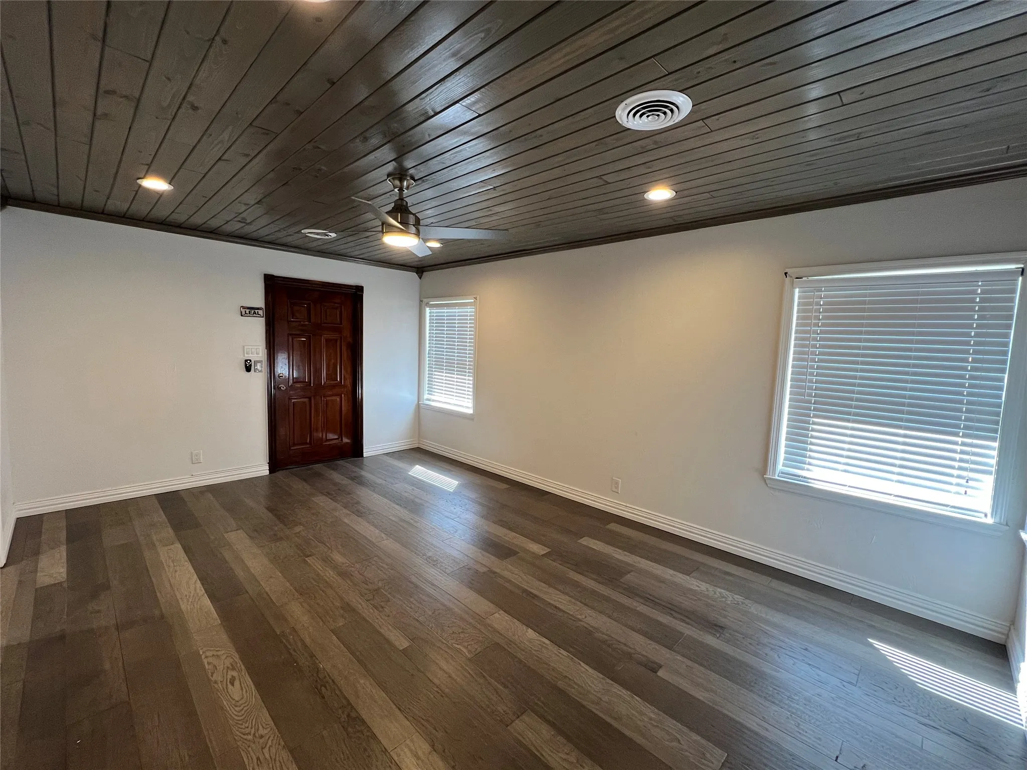 Single Family Residence For Sale in Grayson County , 533 E Sears Street, Denison, Texas 75021, 3 Bedroom, 1 Bathroom, Garage spaces, 1,303 Sqft, built in 1950, Preowned, mls#21206951, Real Estate Agent in Denison, Homes For Sale in Grayson county, Homes For Sale in Denison, Realtor in Denison Texas, Real Estate Brokerage Independent Realty Texas, Luminita Cordes Realtor