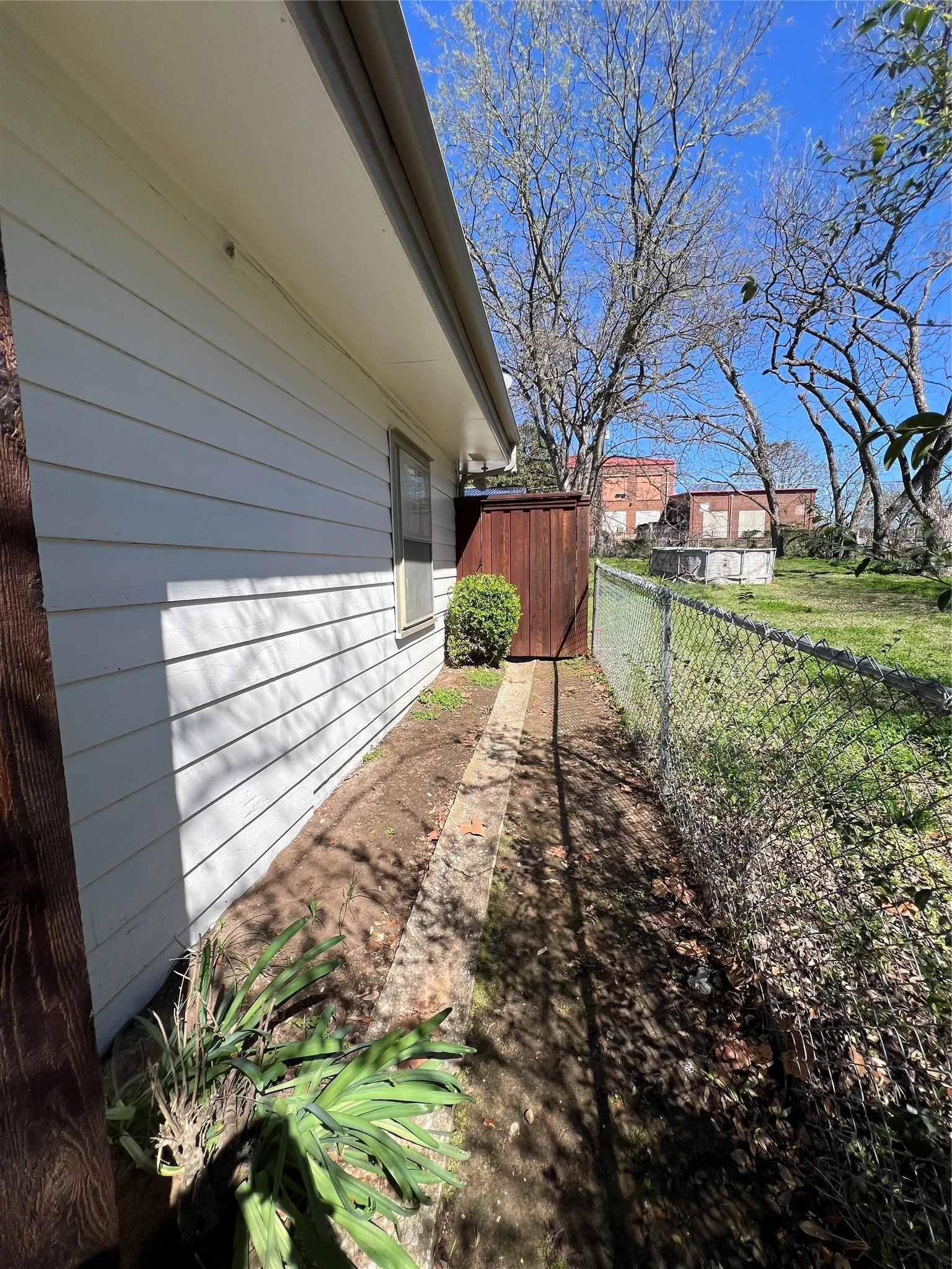 Single Family Residence For Sale in Grayson County , 533 E Sears Street, Denison, Texas 75021, 3 Bedroom, 1 Bathroom, Garage spaces, 1,303 Sqft, built in 1950, Preowned, mls#21206951, Real Estate Agent in Denison, Homes For Sale in Grayson county, Homes For Sale in Denison, Realtor in Denison Texas, Real Estate Brokerage Independent Realty Texas, Luminita Cordes Realtor
