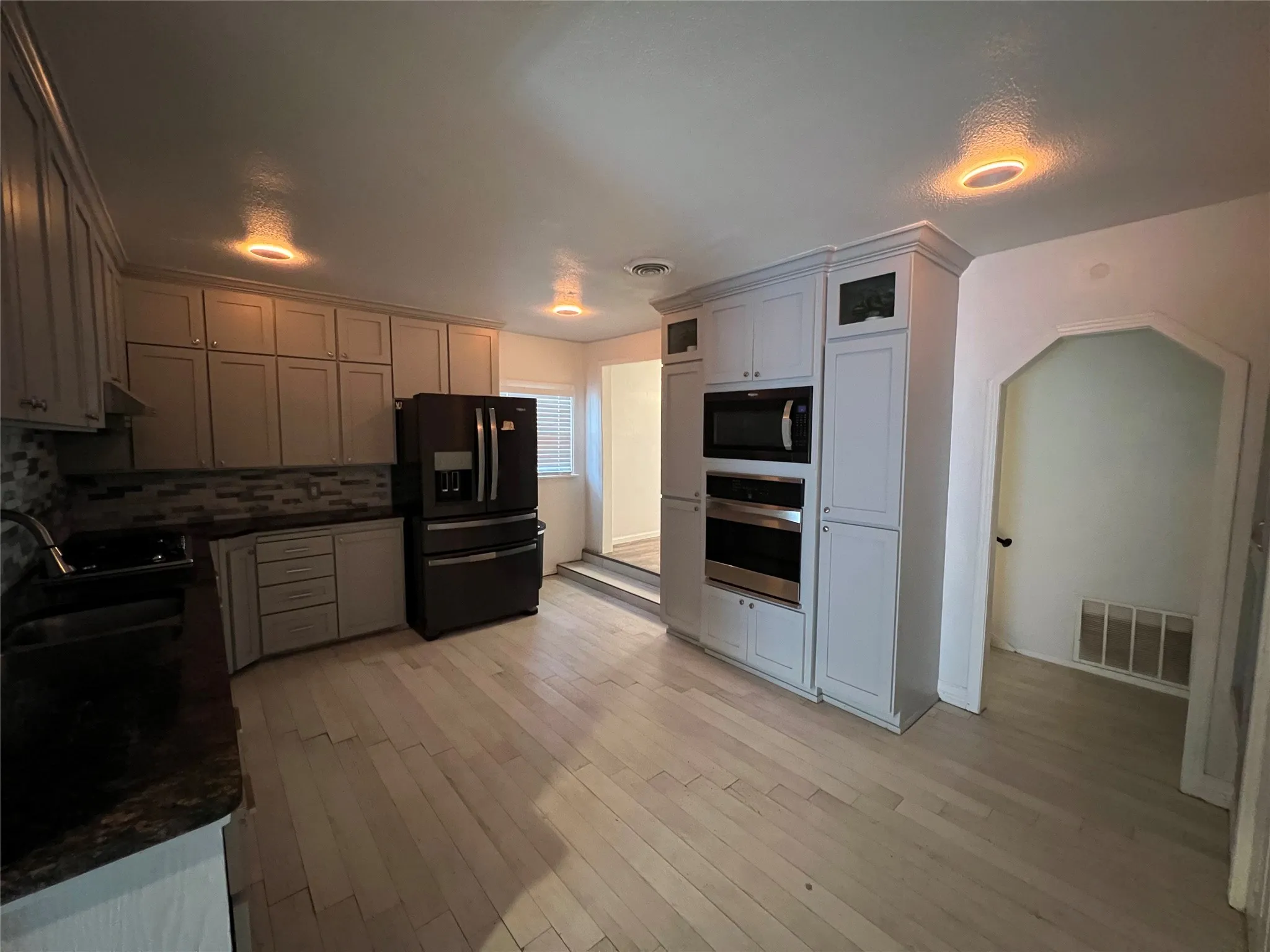 Single Family Residence For Sale in Grayson County , 533 E Sears Street, Denison, Texas 75021, 3 Bedroom, 1 Bathroom, Garage spaces, 1,303 Sqft, built in 1950, Preowned, mls#21206951, Real Estate Agent in Denison, Homes For Sale in Grayson county, Homes For Sale in Denison, Realtor in Denison Texas, Real Estate Brokerage Independent Realty Texas, Luminita Cordes Realtor