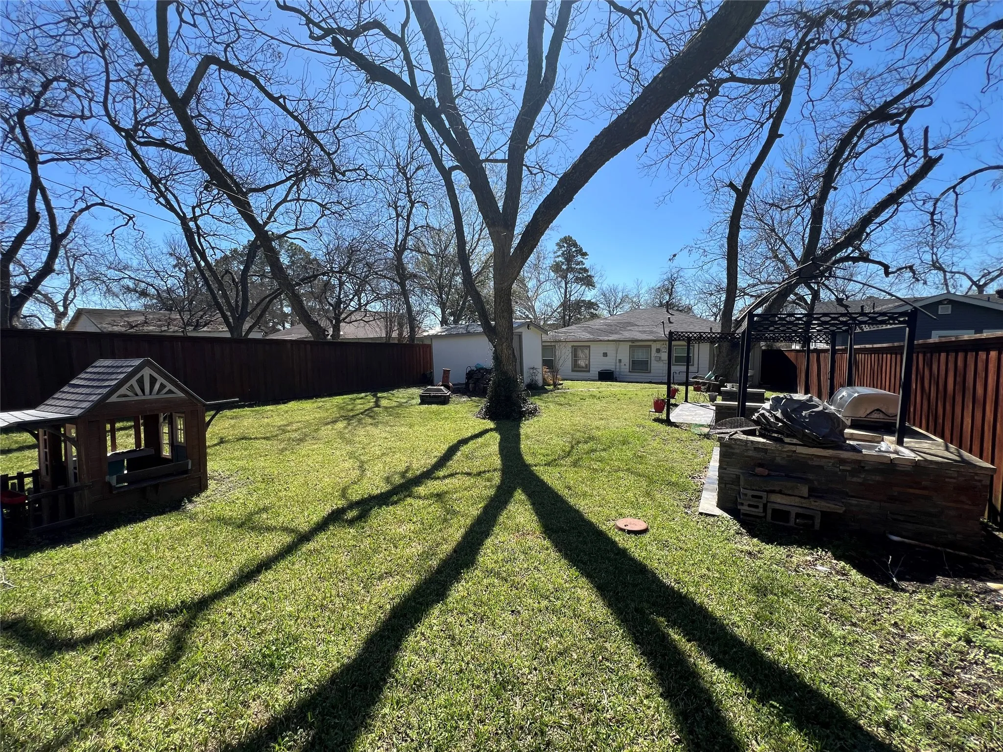 Single Family Residence For Sale in Grayson County , 533 E Sears Street, Denison, Texas 75021, 3 Bedroom, 1 Bathroom, Garage spaces, 1,303 Sqft, built in 1950, Preowned, mls#21206951, Real Estate Agent in Denison, Homes For Sale in Grayson county, Homes For Sale in Denison, Realtor in Denison Texas, Real Estate Brokerage Independent Realty Texas, Luminita Cordes Realtor