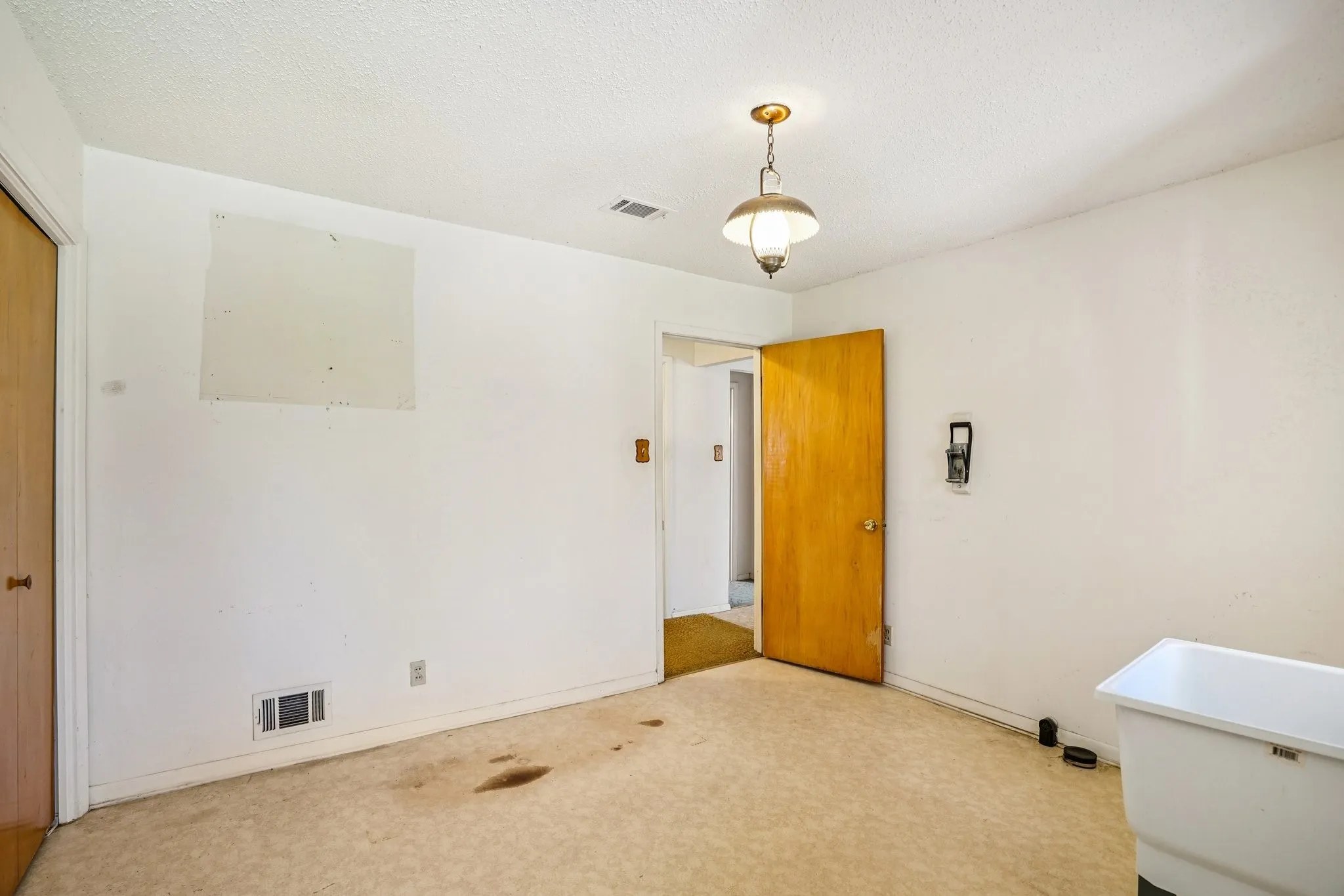 Single Family Residence For Sale in Dallas County , 1215 Hill City Drive, Duncanville, Texas 75116, 4 Bedroom, 3 Bathroom, 2 Garage spaces, 4,320 Sqft, built in 1971, mls#21208185, Real Estate Agent in Duncanville, Homes For Sale in Dallas county, Homes For Sale in Duncanville, Realtor in Duncanville Texas, Real Estate Brokerage Independent Realty Texas, Luminita Cordes Realtor