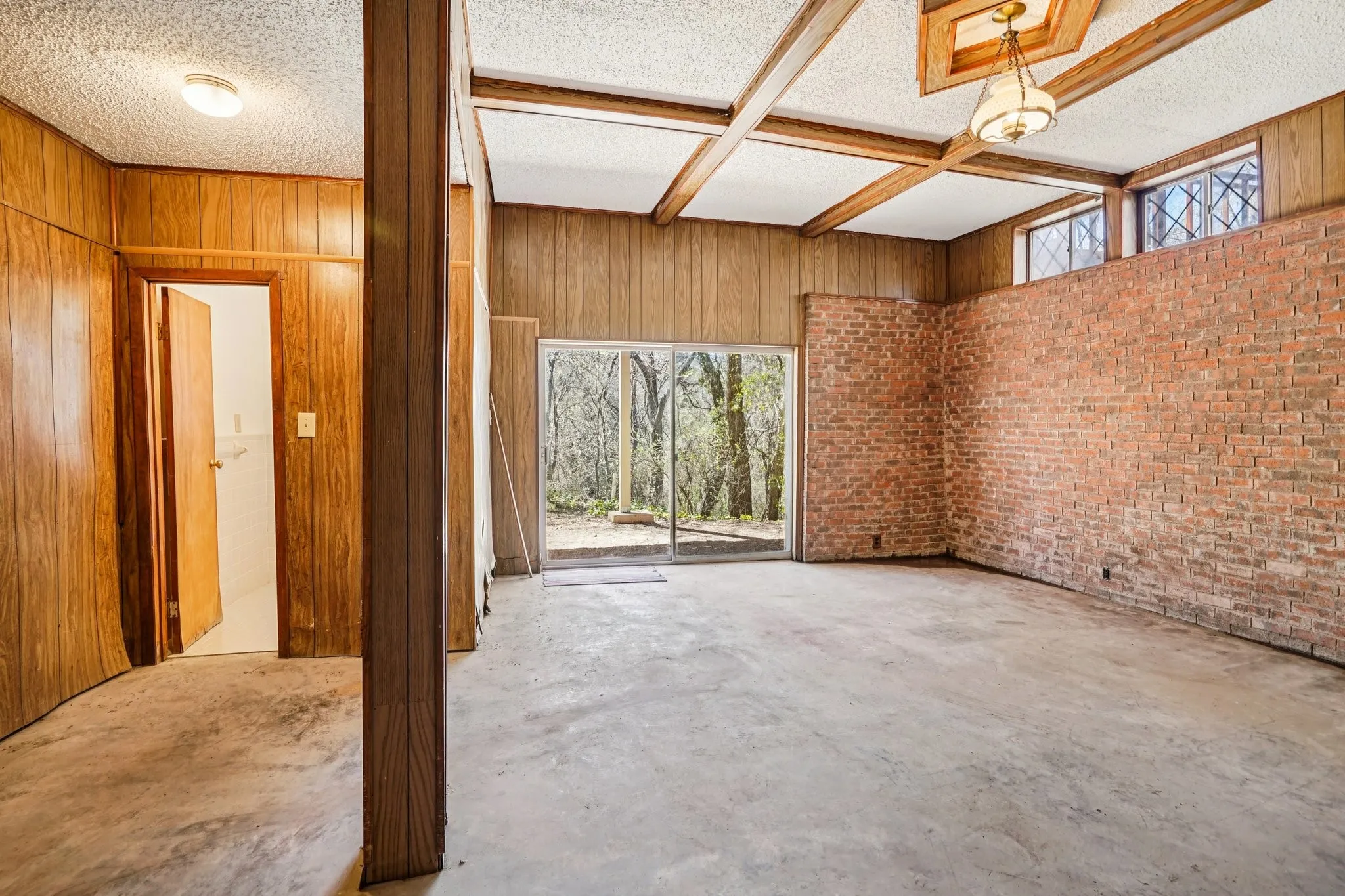 Single Family Residence For Sale in Dallas County , 1215 Hill City Drive, Duncanville, Texas 75116, 4 Bedroom, 3 Bathroom, 2 Garage spaces, 4,320 Sqft, built in 1971, mls#21208185, Real Estate Agent in Duncanville, Homes For Sale in Dallas county, Homes For Sale in Duncanville, Realtor in Duncanville Texas, Real Estate Brokerage Independent Realty Texas, Luminita Cordes Realtor
