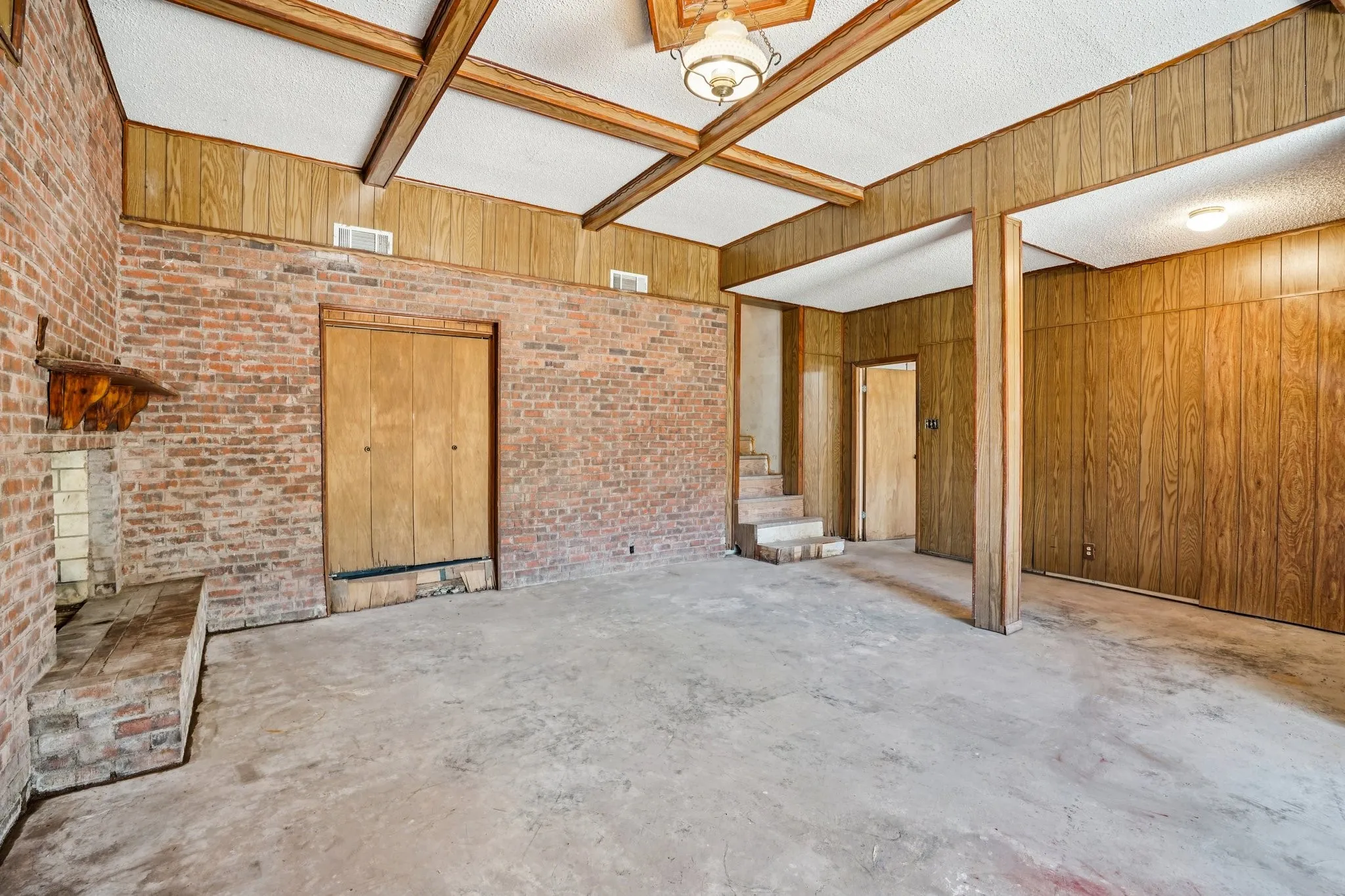 Single Family Residence For Sale in Dallas County , 1215 Hill City Drive, Duncanville, Texas 75116, 4 Bedroom, 3 Bathroom, 2 Garage spaces, 4,320 Sqft, built in 1971, mls#21208185, Real Estate Agent in Duncanville, Homes For Sale in Dallas county, Homes For Sale in Duncanville, Realtor in Duncanville Texas, Real Estate Brokerage Independent Realty Texas, Luminita Cordes Realtor