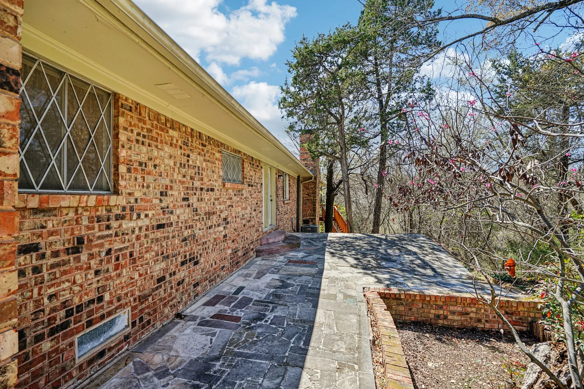 Single Family Residence For Sale in Dallas County , 1215 Hill City Drive, Duncanville, Texas 75116, 4 Bedroom, 3 Bathroom, 2 Garage spaces, 4,320 Sqft, built in 1971, mls#21208185, Real Estate Agent in Duncanville, Homes For Sale in Dallas county, Homes For Sale in Duncanville, Realtor in Duncanville Texas, Real Estate Brokerage Independent Realty Texas, Luminita Cordes Realtor