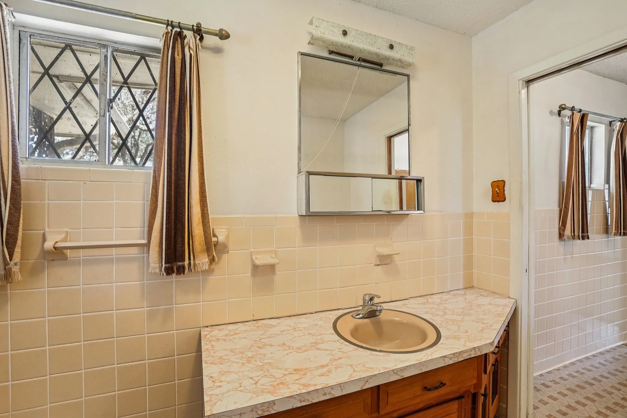 Single Family Residence For Sale in Dallas County , 1215 Hill City Drive, Duncanville, Texas 75116, 4 Bedroom, 3 Bathroom, 2 Garage spaces, 4,320 Sqft, built in 1971, mls#21208185, Real Estate Agent in Duncanville, Homes For Sale in Dallas county, Homes For Sale in Duncanville, Realtor in Duncanville Texas, Real Estate Brokerage Independent Realty Texas, Luminita Cordes Realtor
