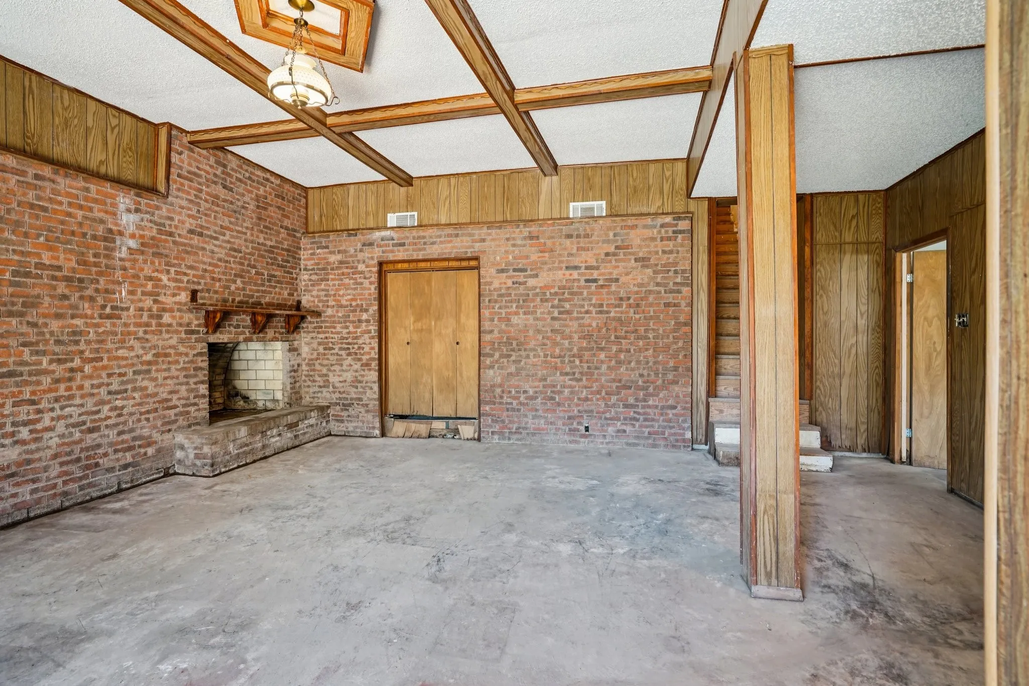 Single Family Residence For Sale in Dallas County , 1215 Hill City Drive, Duncanville, Texas 75116, 4 Bedroom, 3 Bathroom, 2 Garage spaces, 4,320 Sqft, built in 1971, mls#21208185, Real Estate Agent in Duncanville, Homes For Sale in Dallas county, Homes For Sale in Duncanville, Realtor in Duncanville Texas, Real Estate Brokerage Independent Realty Texas, Luminita Cordes Realtor