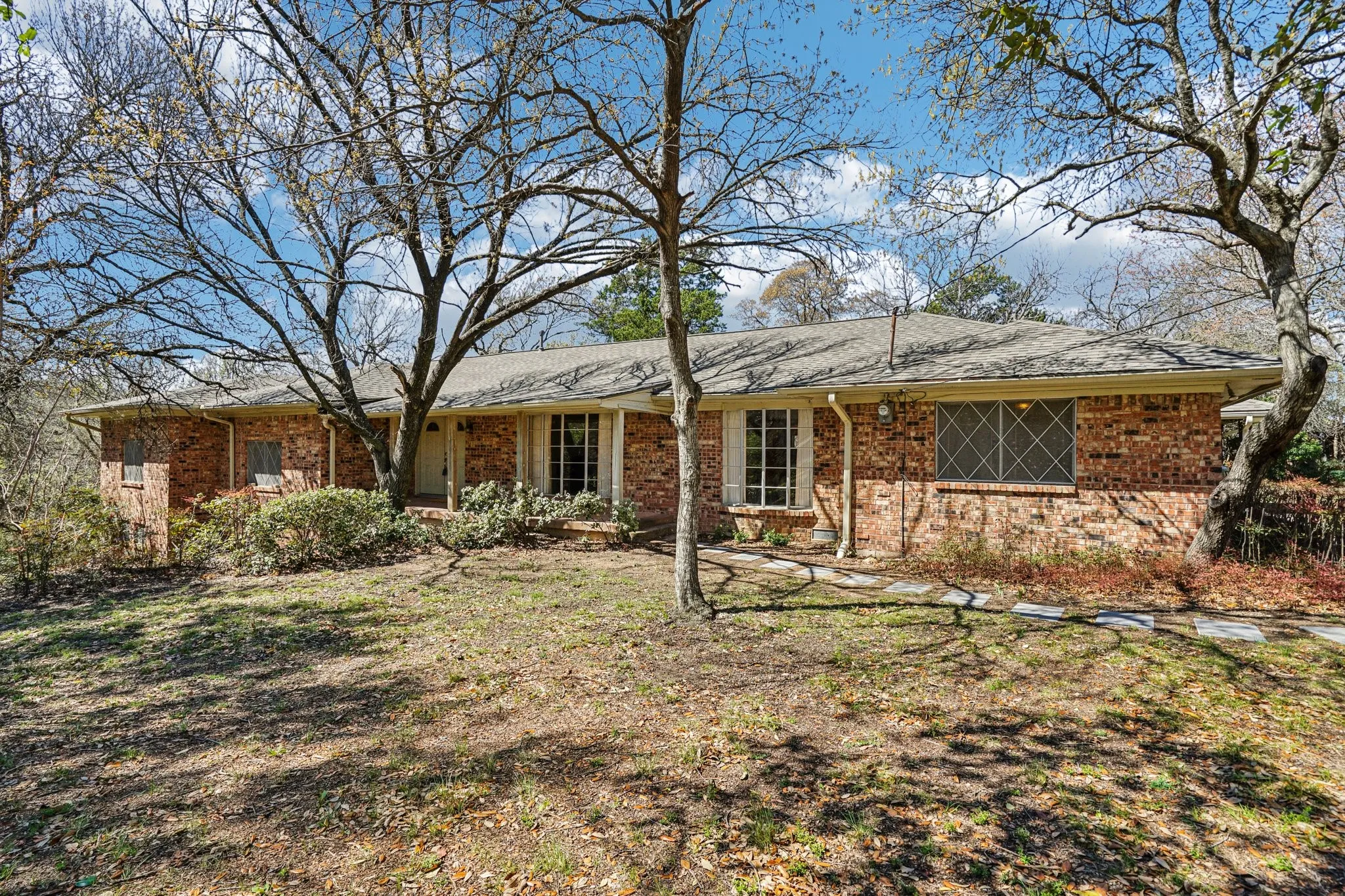 Single Family Residence For Sale in Dallas County , 1215 Hill City Drive, Duncanville, Texas 75116, 4 Bedroom, 3 Bathroom, 2 Garage spaces, 4,320 Sqft, built in 1971, mls#21208185, Real Estate Agent in Duncanville, Homes For Sale in Dallas county, Homes For Sale in Duncanville, Realtor in Duncanville Texas, Real Estate Brokerage Independent Realty Texas, Luminita Cordes Realtor