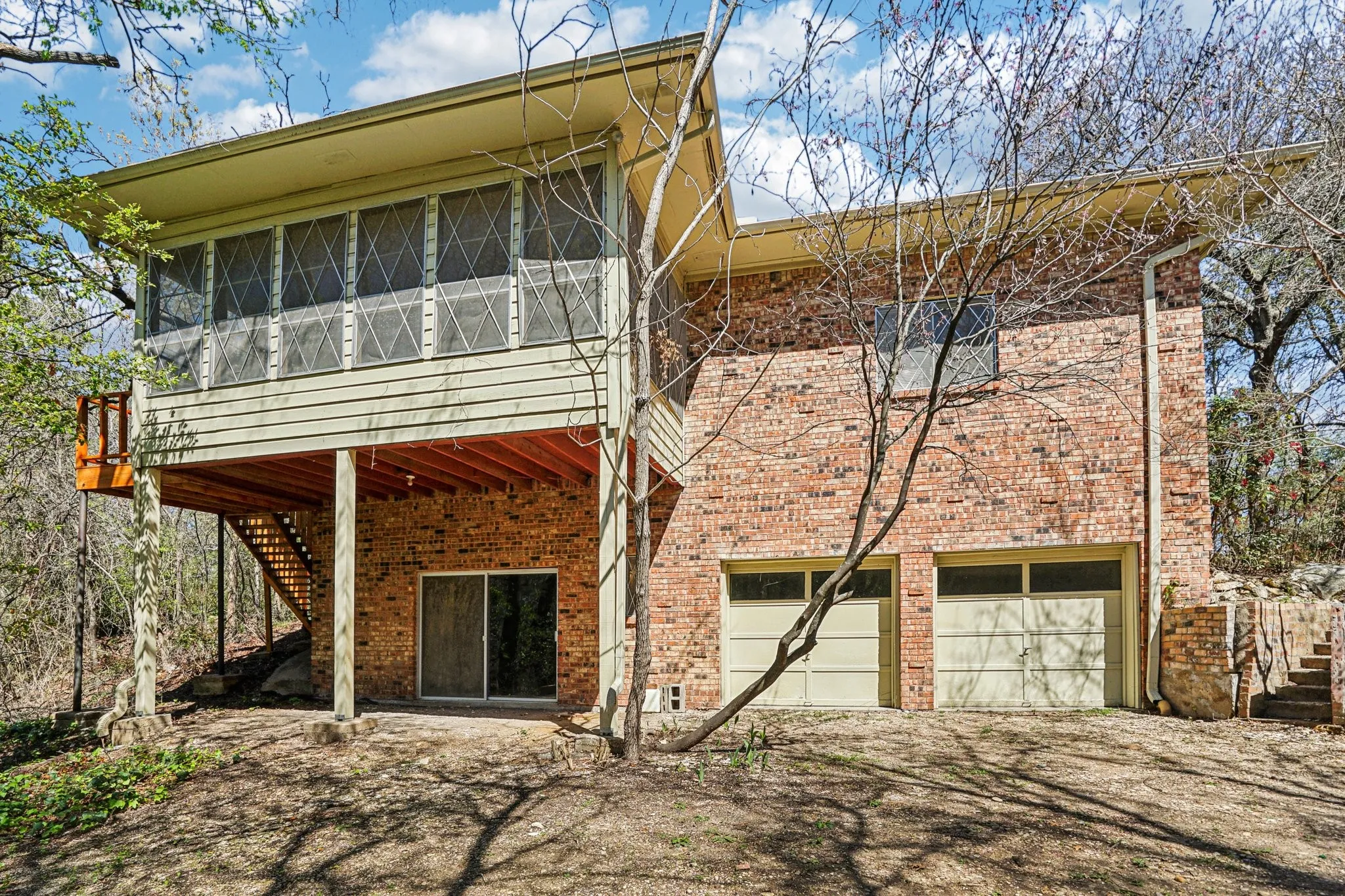 Single Family Residence For Sale in Dallas County , 1215 Hill City Drive, Duncanville, Texas 75116, 4 Bedroom, 3 Bathroom, 2 Garage spaces, 4,320 Sqft, built in 1971, mls#21208185, Real Estate Agent in Duncanville, Homes For Sale in Dallas county, Homes For Sale in Duncanville, Realtor in Duncanville Texas, Real Estate Brokerage Independent Realty Texas, Luminita Cordes Realtor