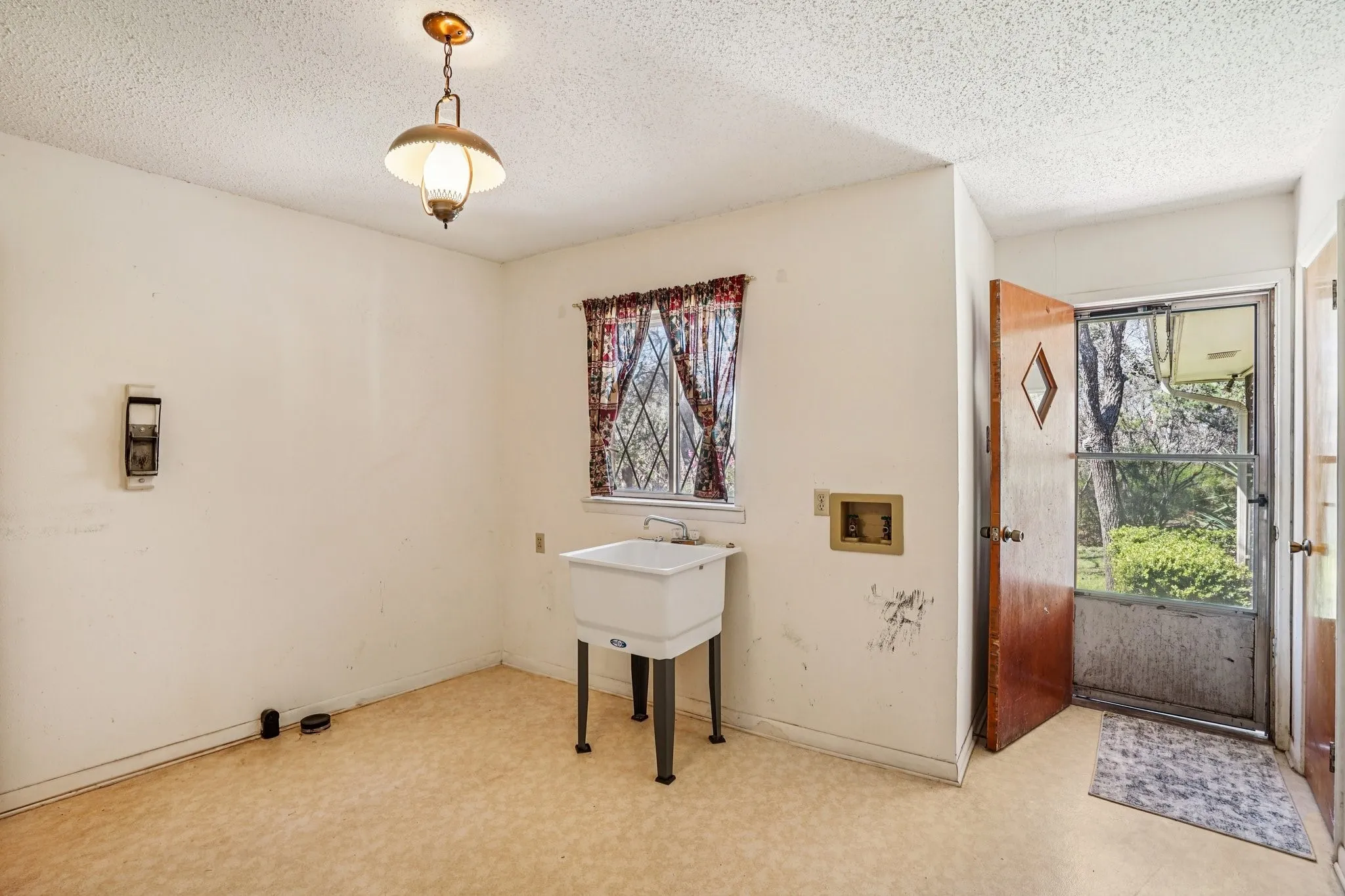Single Family Residence For Sale in Dallas County , 1215 Hill City Drive, Duncanville, Texas 75116, 4 Bedroom, 3 Bathroom, 2 Garage spaces, 4,320 Sqft, built in 1971, mls#21208185, Real Estate Agent in Duncanville, Homes For Sale in Dallas county, Homes For Sale in Duncanville, Realtor in Duncanville Texas, Real Estate Brokerage Independent Realty Texas, Luminita Cordes Realtor