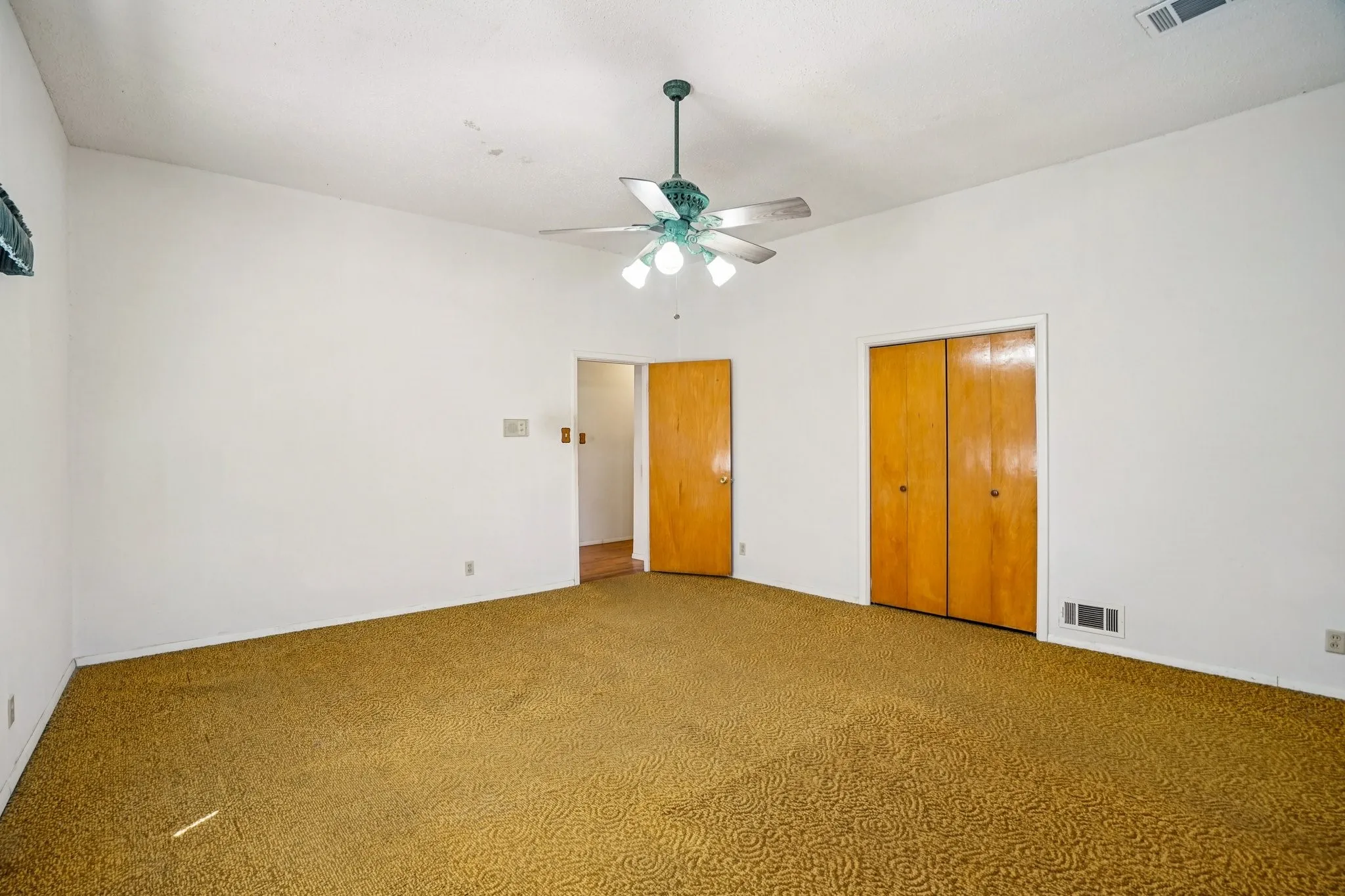Single Family Residence For Sale in Dallas County , 1215 Hill City Drive, Duncanville, Texas 75116, 4 Bedroom, 3 Bathroom, 2 Garage spaces, 4,320 Sqft, built in 1971, mls#21208185, Real Estate Agent in Duncanville, Homes For Sale in Dallas county, Homes For Sale in Duncanville, Realtor in Duncanville Texas, Real Estate Brokerage Independent Realty Texas, Luminita Cordes Realtor