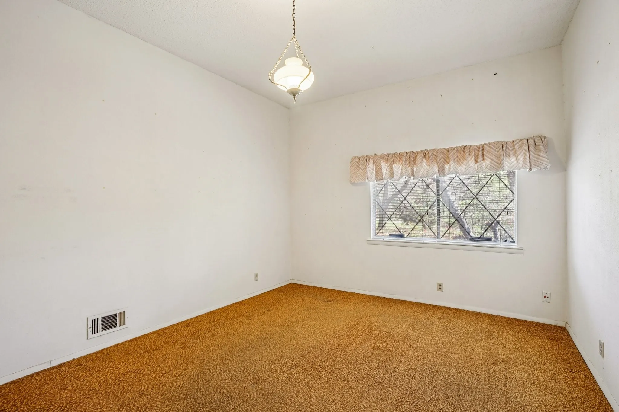 Single Family Residence For Sale in Dallas County , 1215 Hill City Drive, Duncanville, Texas 75116, 4 Bedroom, 3 Bathroom, 2 Garage spaces, 4,320 Sqft, built in 1971, mls#21208185, Real Estate Agent in Duncanville, Homes For Sale in Dallas county, Homes For Sale in Duncanville, Realtor in Duncanville Texas, Real Estate Brokerage Independent Realty Texas, Luminita Cordes Realtor