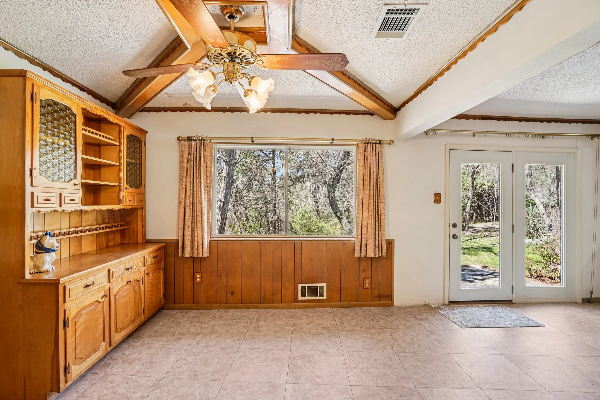 Single Family Residence For Sale in Dallas County , 1215 Hill City Drive, Duncanville, Texas 75116, 4 Bedroom, 3 Bathroom, 2 Garage spaces, 4,320 Sqft, built in 1971, mls#21208185, Real Estate Agent in Duncanville, Homes For Sale in Dallas county, Homes For Sale in Duncanville, Realtor in Duncanville Texas, Real Estate Brokerage Independent Realty Texas, Luminita Cordes Realtor