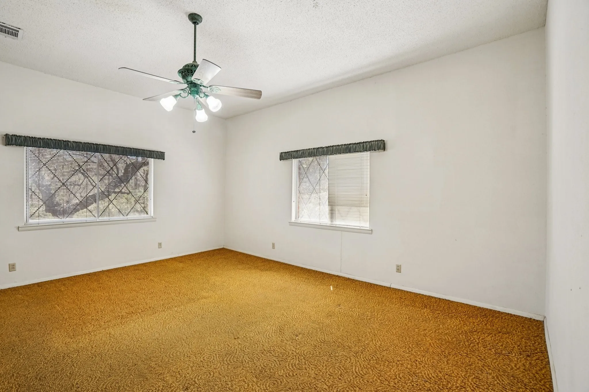 Single Family Residence For Sale in Dallas County , 1215 Hill City Drive, Duncanville, Texas 75116, 4 Bedroom, 3 Bathroom, 2 Garage spaces, 4,320 Sqft, built in 1971, mls#21208185, Real Estate Agent in Duncanville, Homes For Sale in Dallas county, Homes For Sale in Duncanville, Realtor in Duncanville Texas, Real Estate Brokerage Independent Realty Texas, Luminita Cordes Realtor