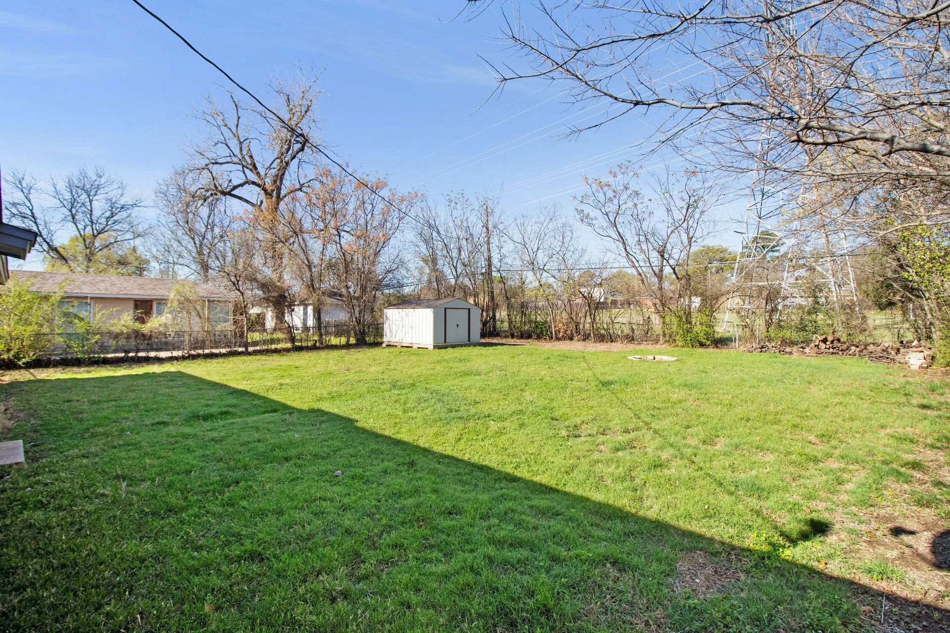 Single Family Residence For Sale in Tarrant County , 1616 Grantland Circle, Fort Worth, Texas 76112, 3 Bedroom, 1 Bathroom, 1 Garage spaces, 1,052 Sqft, built in 1957, mls#21203257, Real Estate Agent in Fort Worth, Homes For Sale in Tarrant county, Homes For Sale in Fort Worth, Realtor in Fort Worth Texas, Real Estate Brokerage Independent Realty Texas, Luminita Cordes Realtor