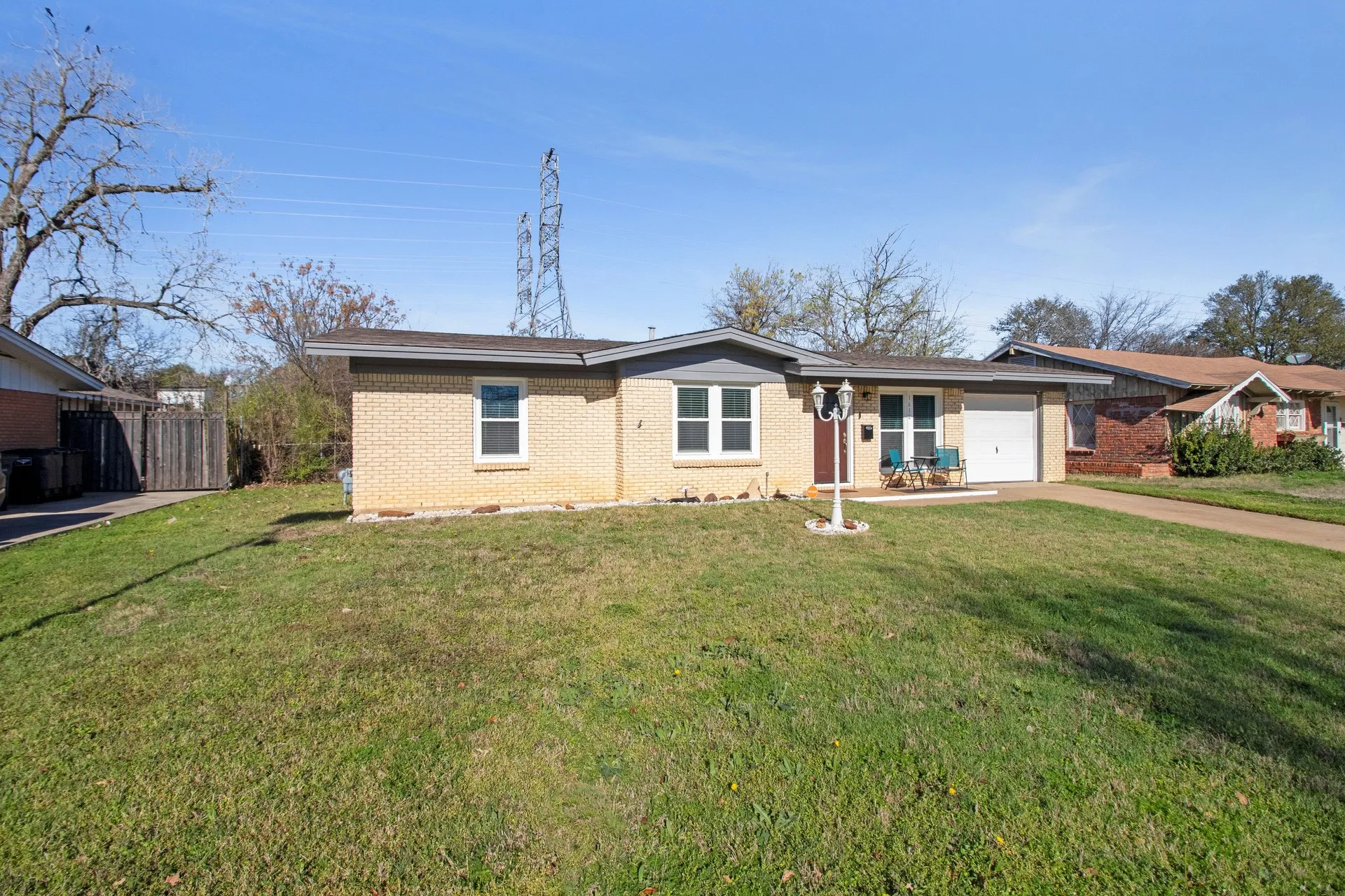 Single Family Residence For Sale in Tarrant County , 1616 Grantland Circle, Fort Worth, Texas 76112, 3 Bedroom, 1 Bathroom, 1 Garage spaces, 1,052 Sqft, built in 1957, mls#21203257, Real Estate Agent in Fort Worth, Homes For Sale in Tarrant county, Homes For Sale in Fort Worth, Realtor in Fort Worth Texas, Real Estate Brokerage Independent Realty Texas, Luminita Cordes Realtor
