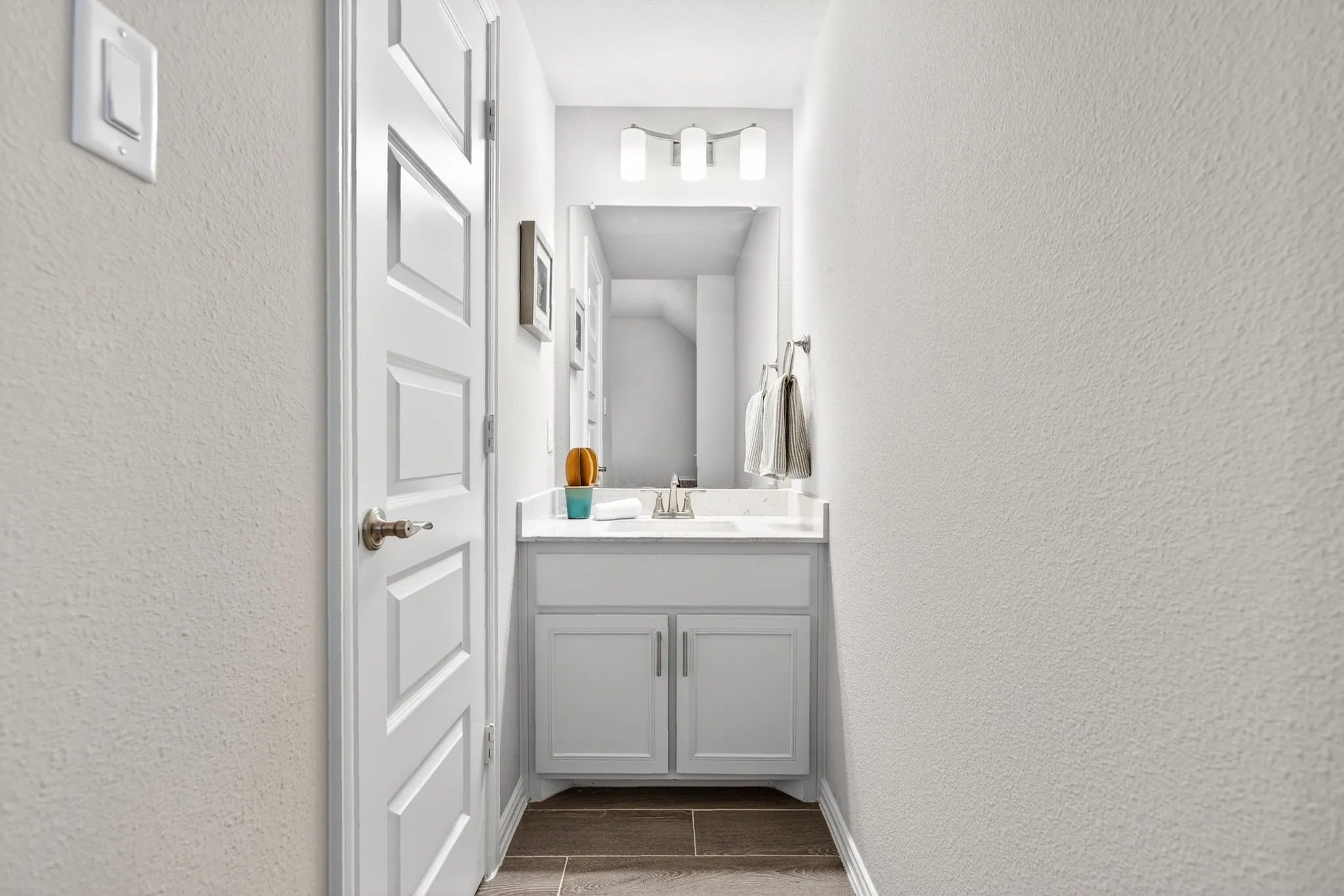 The other side of the bathroom.