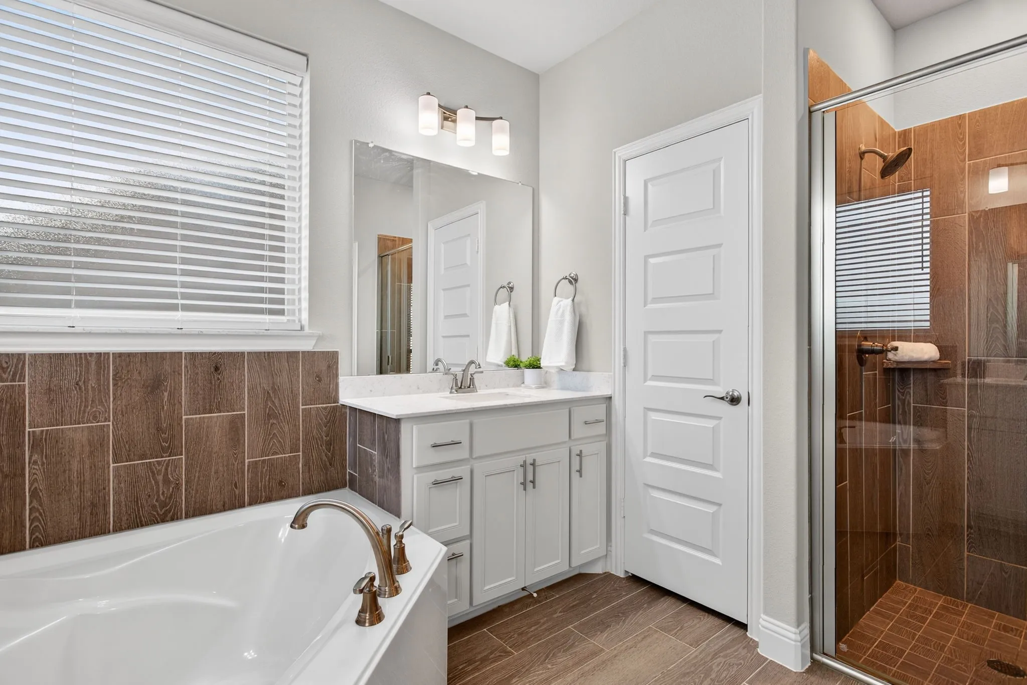 Separate toilet area. A must for domestic tranquility. Walk-in shower.