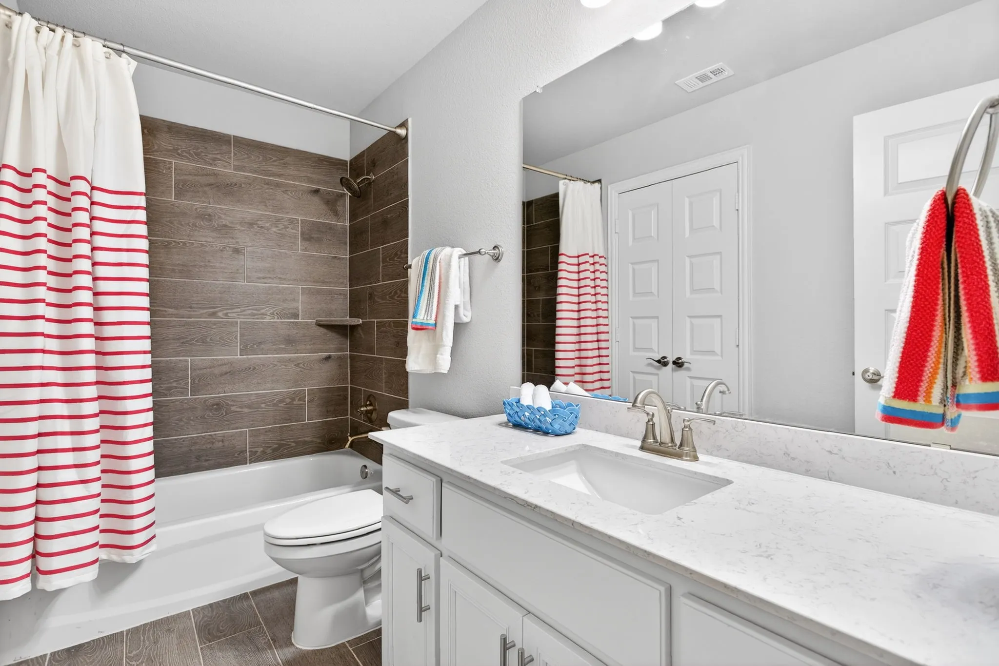 And another FULL bathroom. Big vanity plus linen closet with plenty of storage.