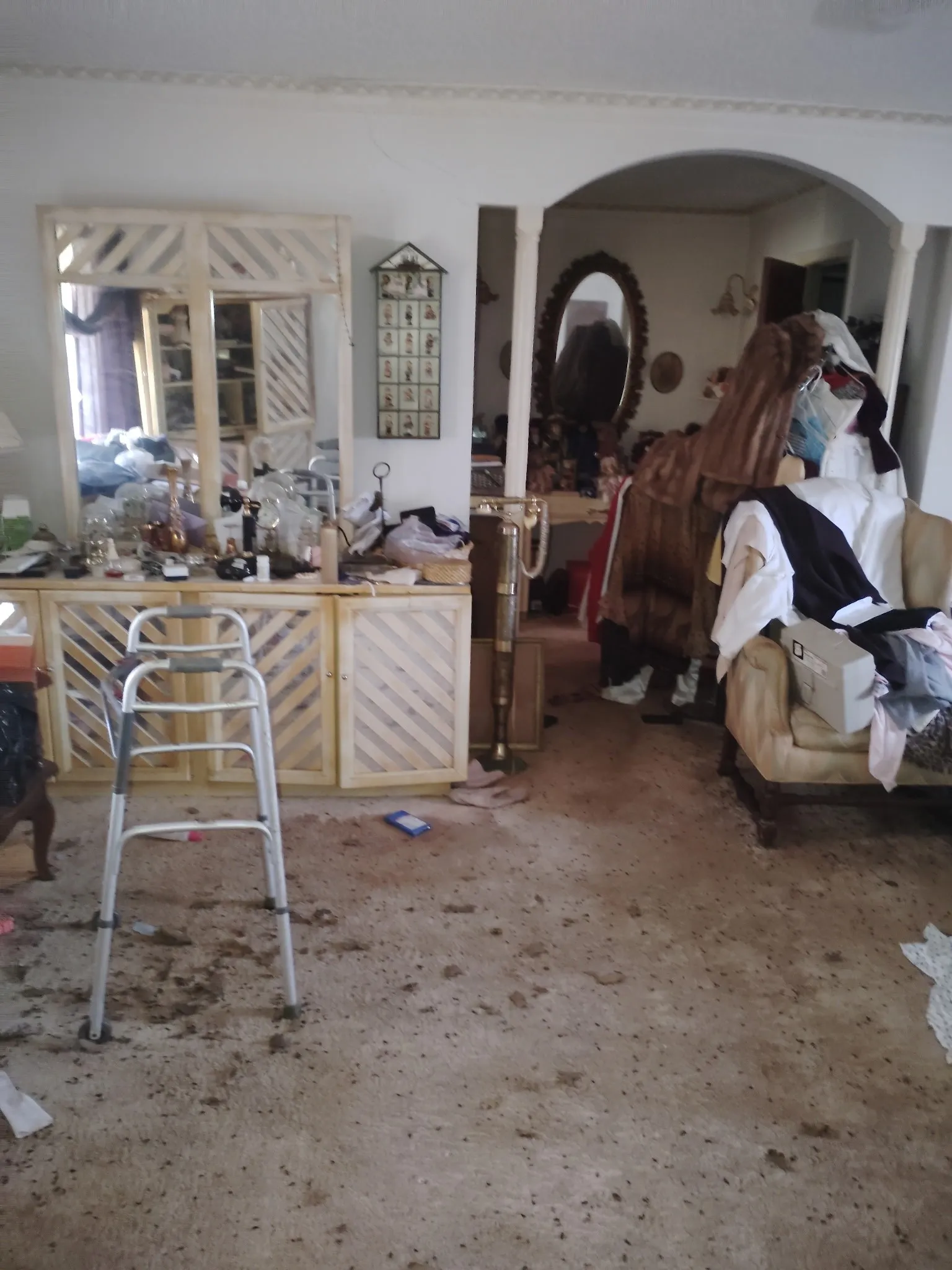 Miscellaneous room featuring arched walkways and carpet