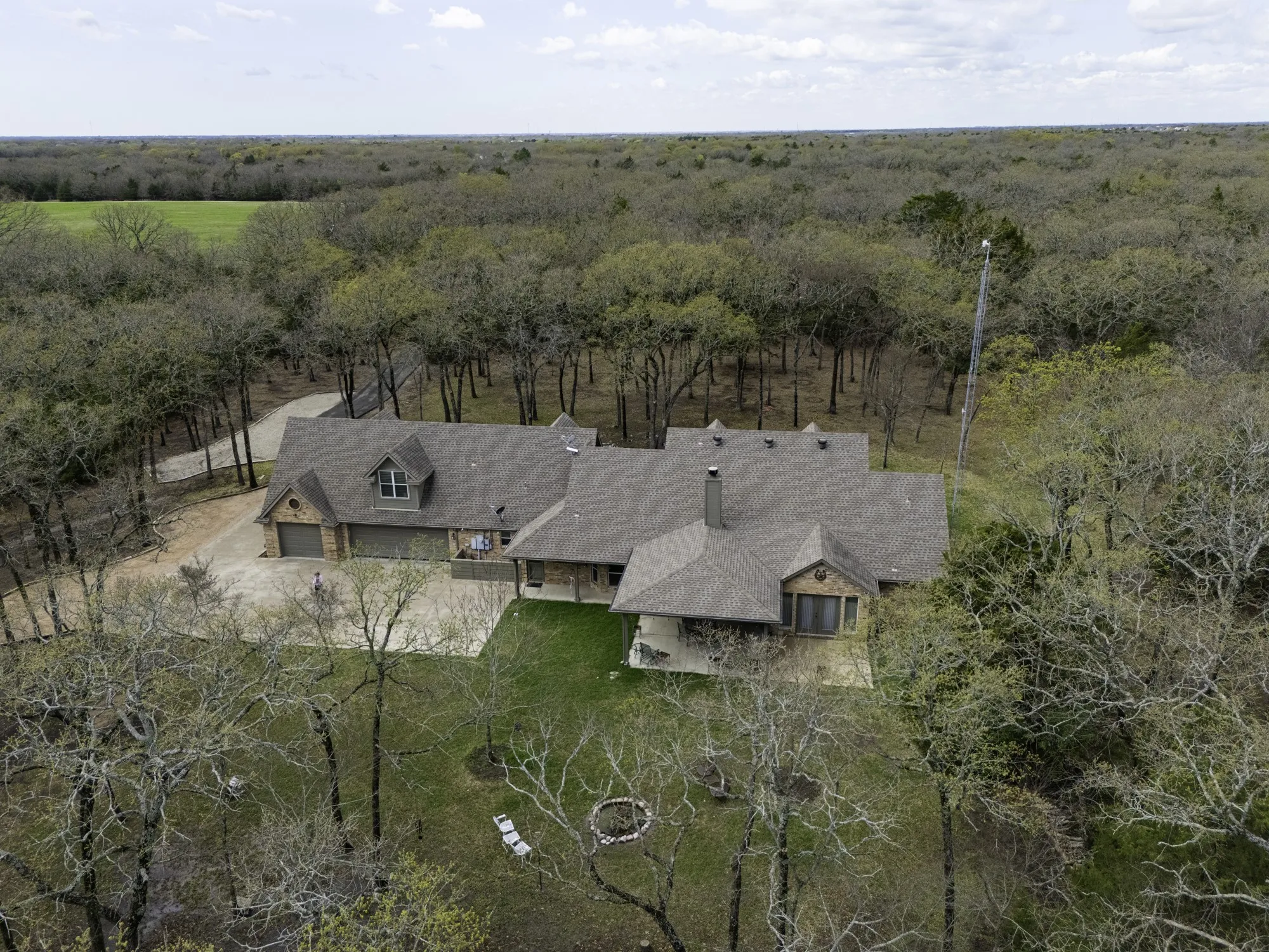 Single Family Residence For Sale in Hunt County , 6675 County Road 2560, Quinlan, Texas 75474, 5 Bedroom, 4 Bathroom, 3 Garage spaces, 3,062 Sqft, built in 1999, Preowned, mls#21207804, Real Estate Agent in Quinlan, Homes For Sale in Hunt county, Homes For Sale in Quinlan, Realtor in Quinlan Texas, Real Estate Brokerage Independent Realty Texas, Luminita Cordes Realtor