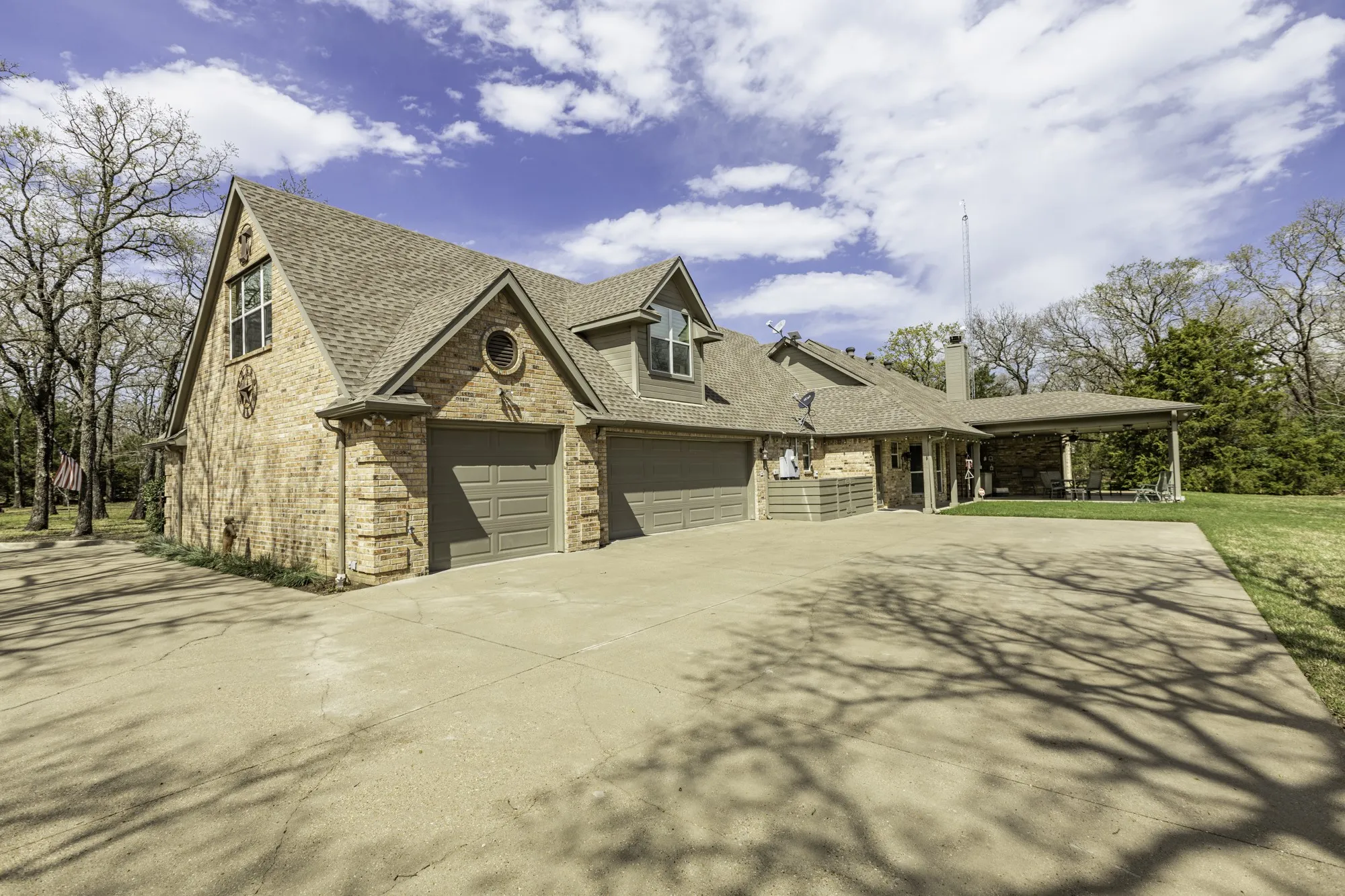 Single Family Residence For Sale in Hunt County , 6675 County Road 2560, Quinlan, Texas 75474, 5 Bedroom, 4 Bathroom, 3 Garage spaces, 3,062 Sqft, built in 1999, Preowned, mls#21207804, Real Estate Agent in Quinlan, Homes For Sale in Hunt county, Homes For Sale in Quinlan, Realtor in Quinlan Texas, Real Estate Brokerage Independent Realty Texas, Luminita Cordes Realtor