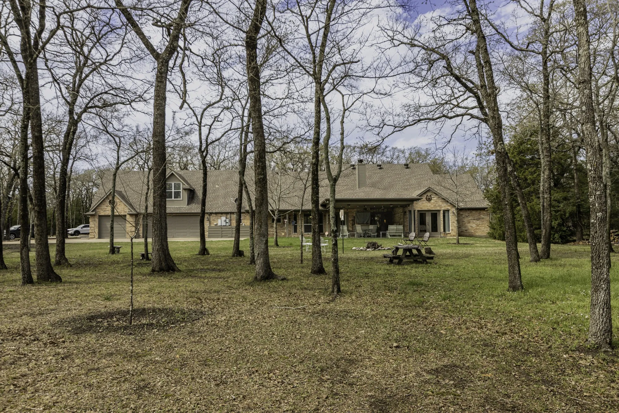 Single Family Residence For Sale in Hunt County , 6675 County Road 2560, Quinlan, Texas 75474, 5 Bedroom, 4 Bathroom, 3 Garage spaces, 3,062 Sqft, built in 1999, Preowned, mls#21207804, Real Estate Agent in Quinlan, Homes For Sale in Hunt county, Homes For Sale in Quinlan, Realtor in Quinlan Texas, Real Estate Brokerage Independent Realty Texas, Luminita Cordes Realtor