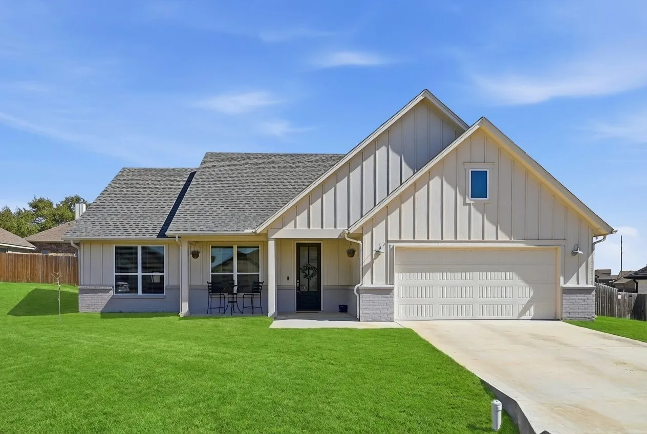 Single Family Residence For Sale in Hood County , 4004 Gallivant Drive, Granbury, Texas 76049, 3 Bedroom, 2 Bathroom, 2 Garage spaces, 1,610 Sqft, built in 2021, Preowned, mls#21191526, Real Estate Agent in Granbury, Homes For Sale in Hood county, Homes For Sale in Granbury, Realtor in Granbury Texas, Real Estate Brokerage Independent Realty Texas, Luminita Cordes Realtor