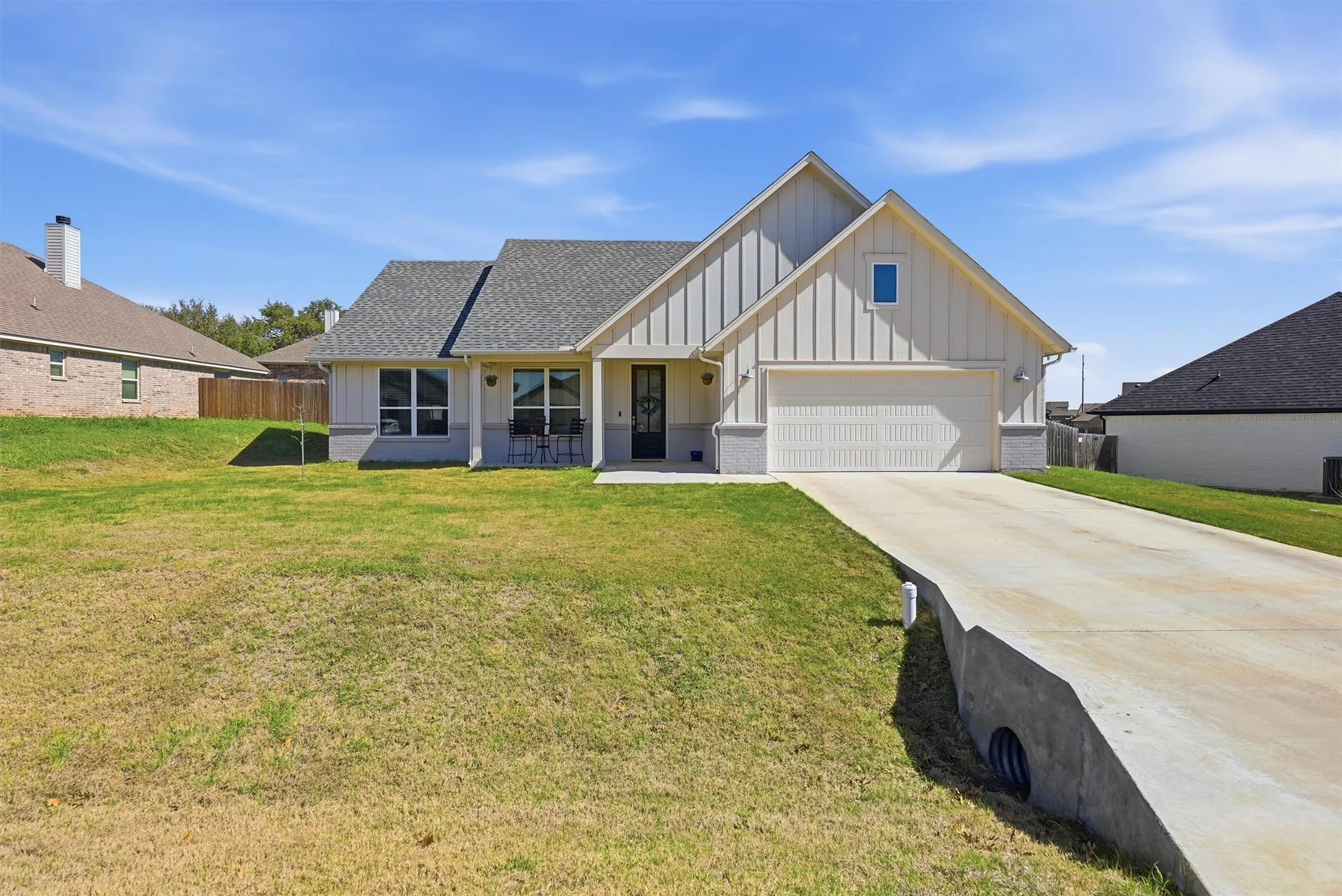 Single Family Residence For Sale in Hood County , 4004 Gallivant Drive, Granbury, Texas 76049, 3 Bedroom, 2 Bathroom, 2 Garage spaces, 1,610 Sqft, built in 2021, Preowned, mls#21191526, Real Estate Agent in Granbury, Homes For Sale in Hood county, Homes For Sale in Granbury, Realtor in Granbury Texas, Real Estate Brokerage Independent Realty Texas, Luminita Cordes Realtor