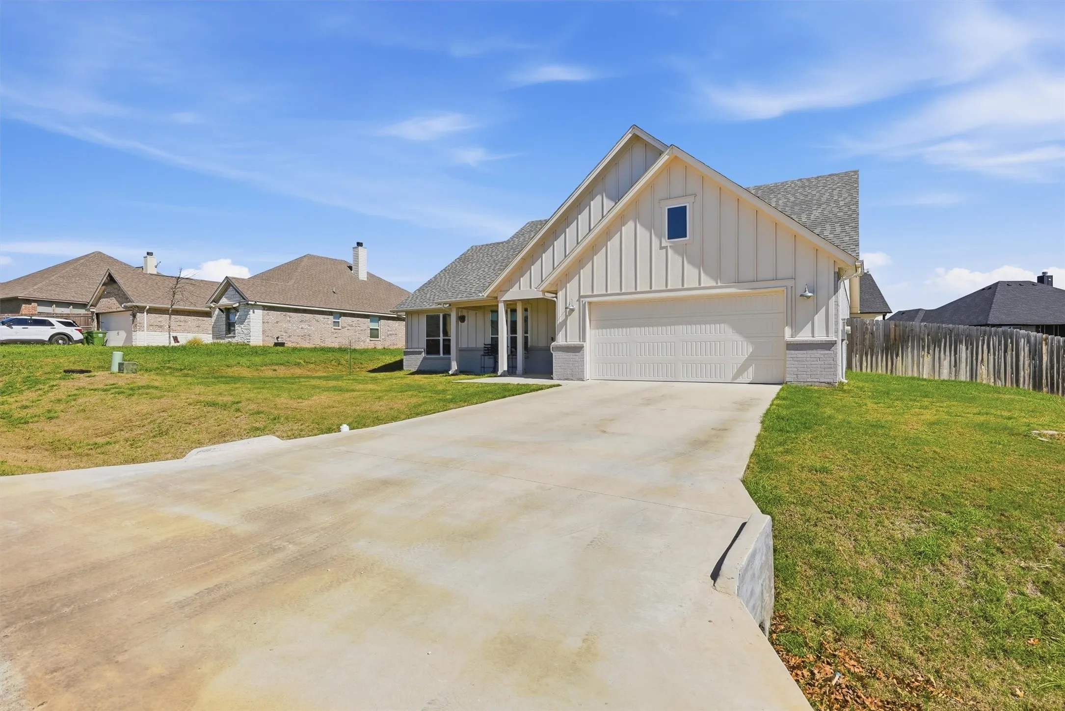 Single Family Residence For Sale in Hood County , 4004 Gallivant Drive, Granbury, Texas 76049, 3 Bedroom, 2 Bathroom, 2 Garage spaces, 1,610 Sqft, built in 2021, Preowned, mls#21191526, Real Estate Agent in Granbury, Homes For Sale in Hood county, Homes For Sale in Granbury, Realtor in Granbury Texas, Real Estate Brokerage Independent Realty Texas, Luminita Cordes Realtor