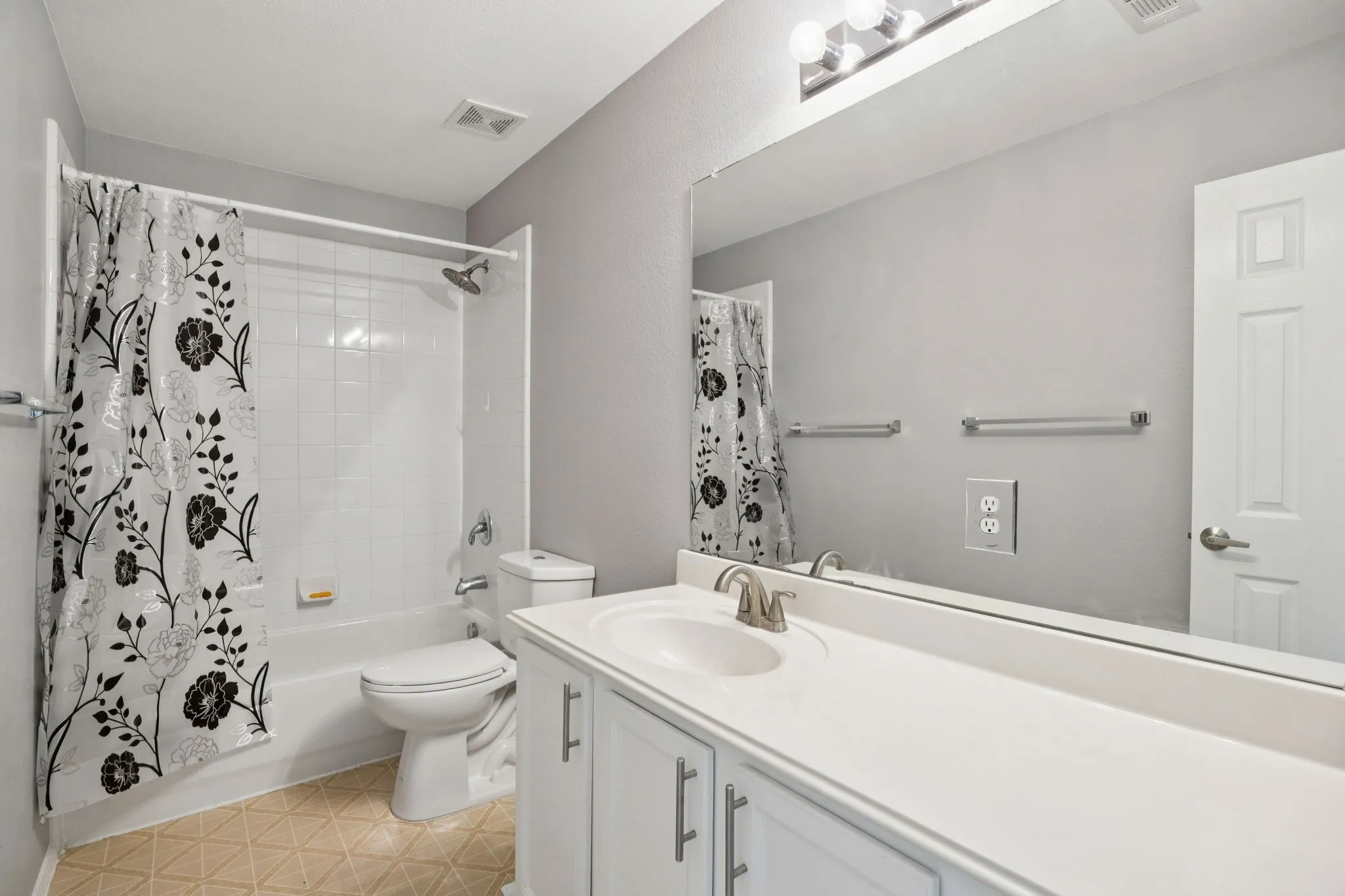 Single Family Residence For Sale in Dallas County , 633 Daisy Drive, De Soto, Texas 75115, 4 Bedroom, 3 Bathroom, 2 Garage spaces, 2,636 Sqft, built in 2003, Preowned, mls#21206119, Real Estate Agent in De Soto, Homes For Sale in Dallas county, Homes For Sale in De Soto, Realtor in De Soto Texas, Real Estate Brokerage Independent Realty Texas, Luminita Cordes Realtor