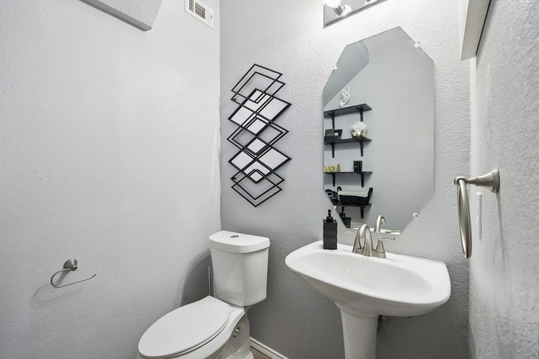 Single Family Residence For Sale in Dallas County , 633 Daisy Drive, De Soto, Texas 75115, 4 Bedroom, 3 Bathroom, 2 Garage spaces, 2,636 Sqft, built in 2003, Preowned, mls#21206119, Real Estate Agent in De Soto, Homes For Sale in Dallas county, Homes For Sale in De Soto, Realtor in De Soto Texas, Real Estate Brokerage Independent Realty Texas, Luminita Cordes Realtor