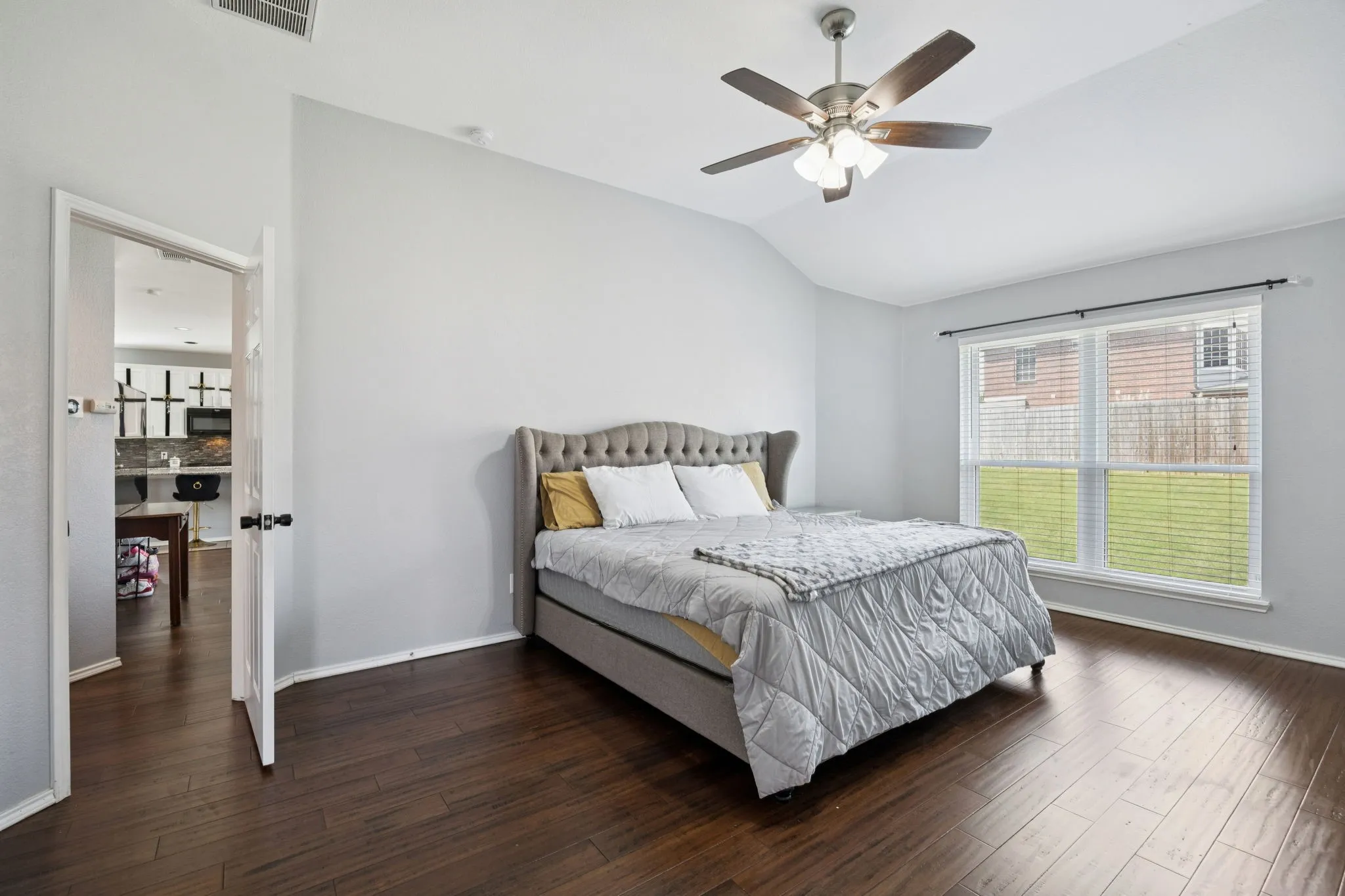 Single Family Residence For Sale in Dallas County , 633 Daisy Drive, De Soto, Texas 75115, 4 Bedroom, 3 Bathroom, 2 Garage spaces, 2,636 Sqft, built in 2003, Preowned, mls#21206119, Real Estate Agent in De Soto, Homes For Sale in Dallas county, Homes For Sale in De Soto, Realtor in De Soto Texas, Real Estate Brokerage Independent Realty Texas, Luminita Cordes Realtor