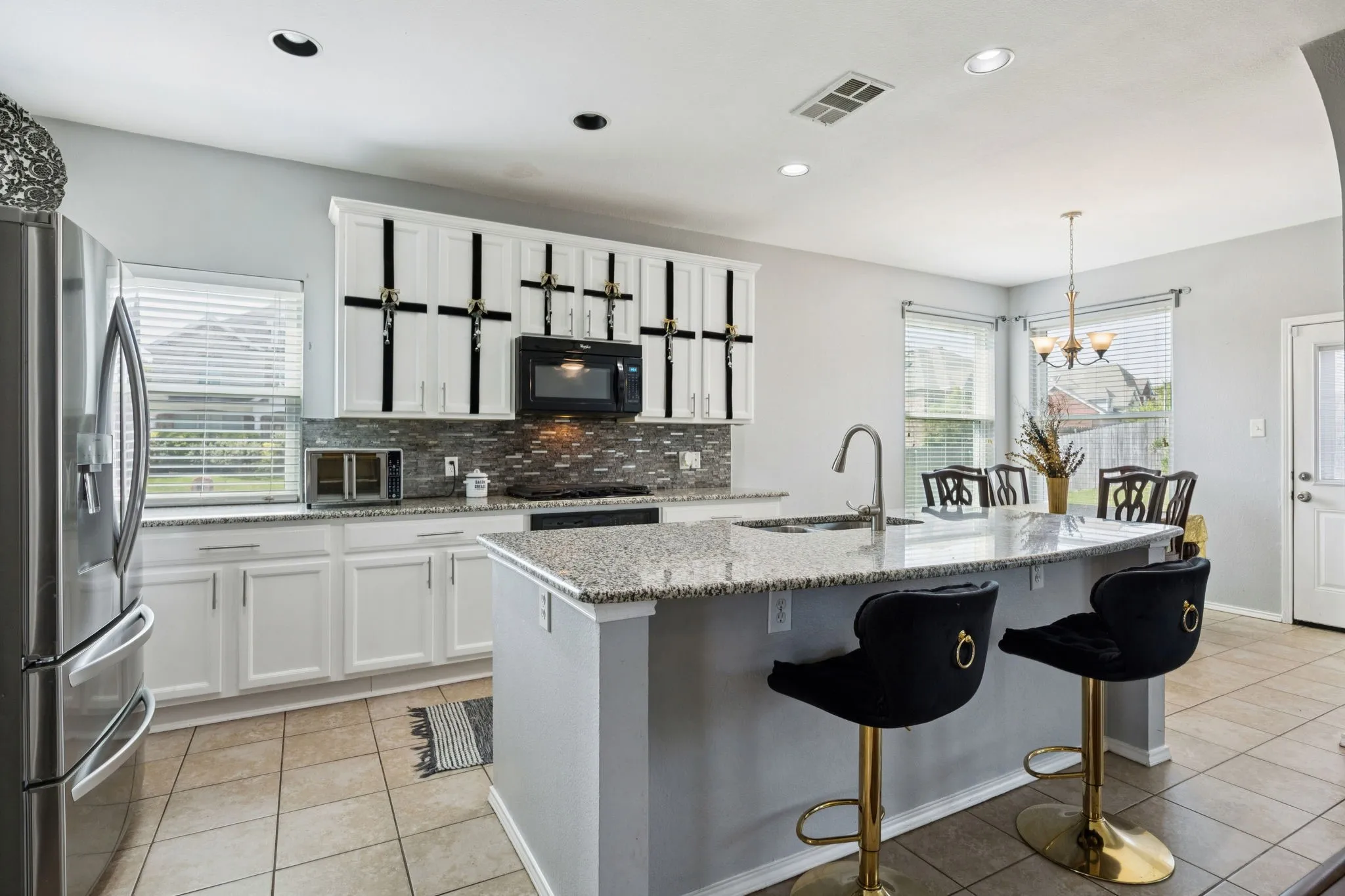 Single Family Residence For Sale in Dallas County , 633 Daisy Drive, De Soto, Texas 75115, 4 Bedroom, 3 Bathroom, 2 Garage spaces, 2,636 Sqft, built in 2003, Preowned, mls#21206119, Real Estate Agent in De Soto, Homes For Sale in Dallas county, Homes For Sale in De Soto, Realtor in De Soto Texas, Real Estate Brokerage Independent Realty Texas, Luminita Cordes Realtor