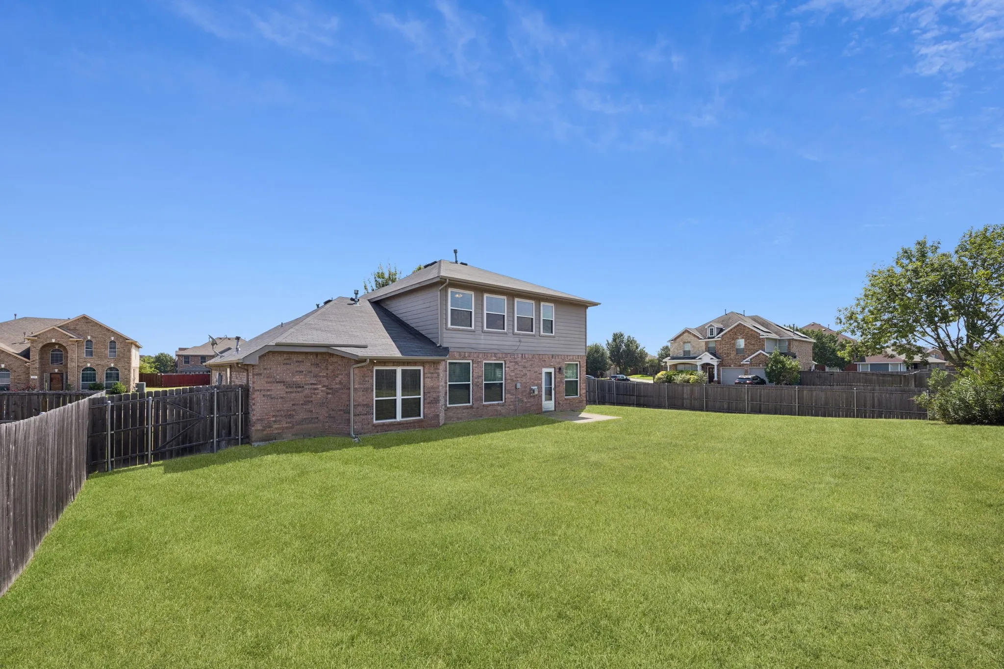 Single Family Residence For Sale in Dallas County , 633 Daisy Drive, De Soto, Texas 75115, 4 Bedroom, 3 Bathroom, 2 Garage spaces, 2,636 Sqft, built in 2003, Preowned, mls#21206119, Real Estate Agent in De Soto, Homes For Sale in Dallas county, Homes For Sale in De Soto, Realtor in De Soto Texas, Real Estate Brokerage Independent Realty Texas, Luminita Cordes Realtor