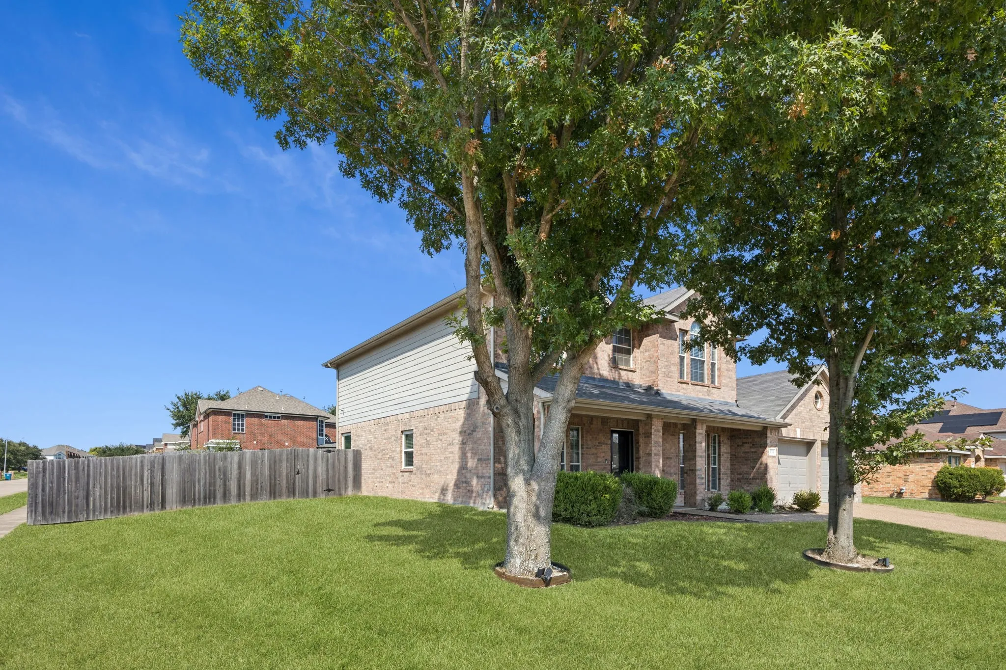 Single Family Residence For Sale in Dallas County , 633 Daisy Drive, De Soto, Texas 75115, 4 Bedroom, 3 Bathroom, 2 Garage spaces, 2,636 Sqft, built in 2003, Preowned, mls#21206119, Real Estate Agent in De Soto, Homes For Sale in Dallas county, Homes For Sale in De Soto, Realtor in De Soto Texas, Real Estate Brokerage Independent Realty Texas, Luminita Cordes Realtor