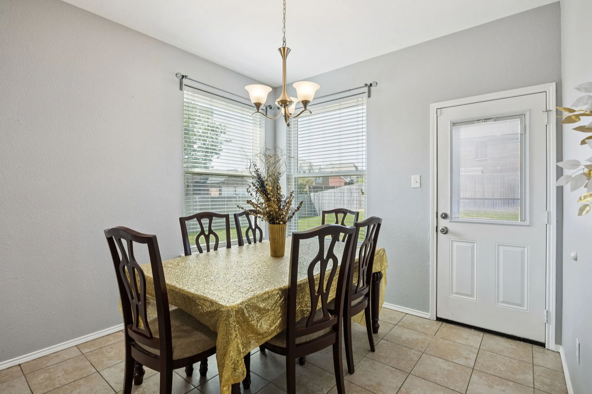 Single Family Residence For Sale in Dallas County , 633 Daisy Drive, De Soto, Texas 75115, 4 Bedroom, 3 Bathroom, 2 Garage spaces, 2,636 Sqft, built in 2003, Preowned, mls#21206119, Real Estate Agent in De Soto, Homes For Sale in Dallas county, Homes For Sale in De Soto, Realtor in De Soto Texas, Real Estate Brokerage Independent Realty Texas, Luminita Cordes Realtor