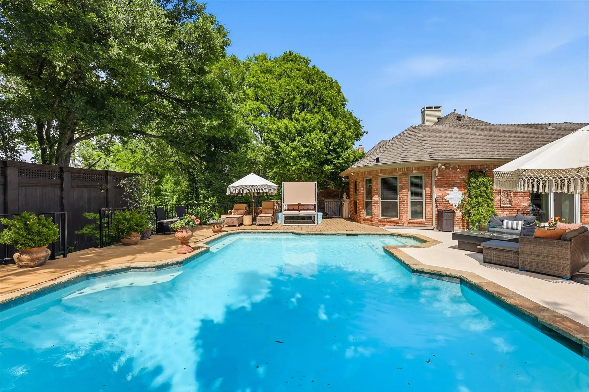 Single Family Residence For Sale in Dallas County , 14917 Oaks North Drive, Addison, Texas 75254, 3 Bedroom, 7 Bathroom, 2 Garage spaces, 3,407 Sqft, built in 1984, mls#21204568, Real Estate Agent in Addison, Homes For Sale in Dallas county, Homes For Sale in Addison, Realtor in Addison Texas, Real Estate Brokerage Independent Realty Texas, Luminita Cordes Realtor