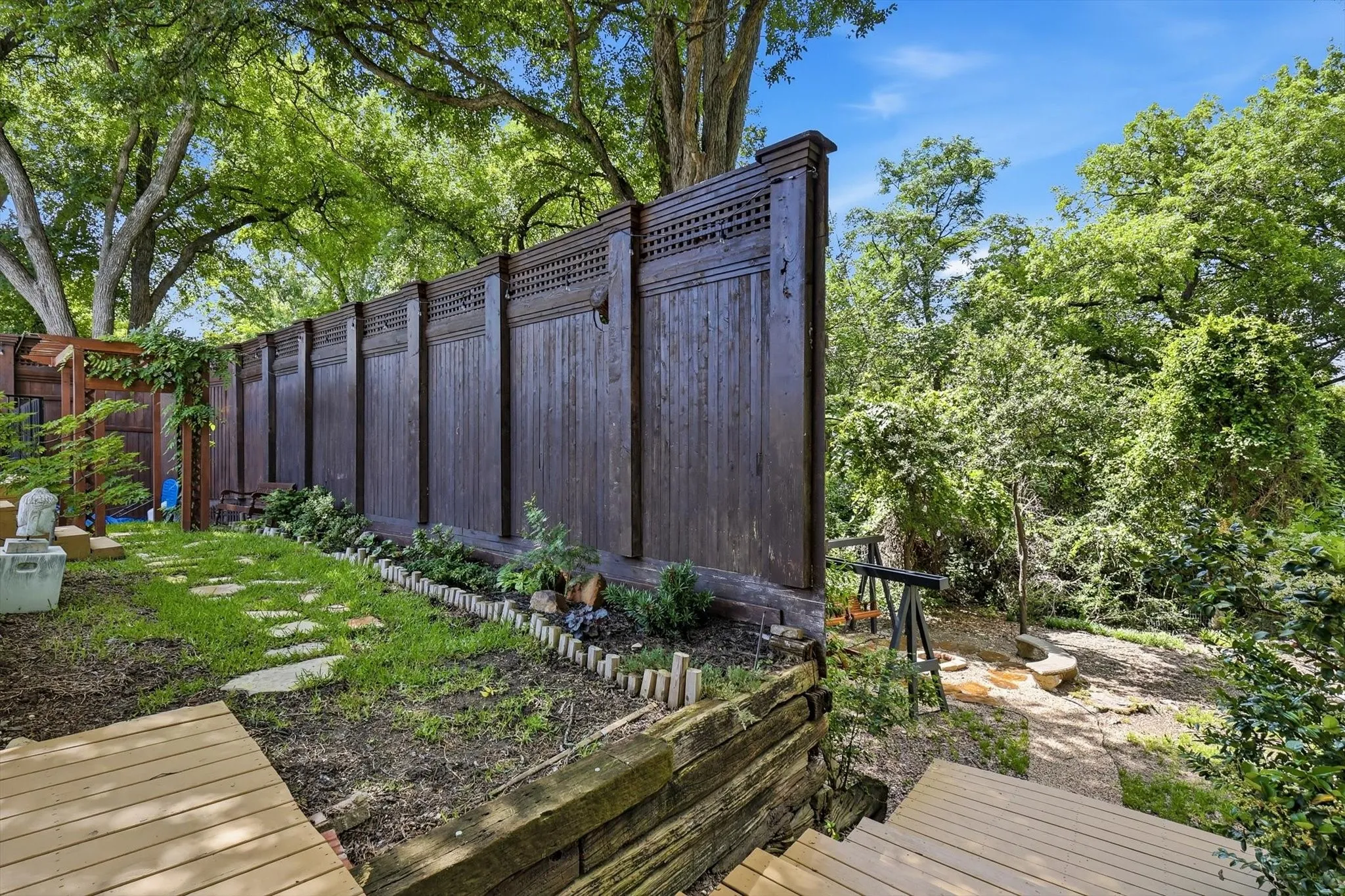Single Family Residence For Sale in Dallas County , 14917 Oaks North Drive, Addison, Texas 75254, 3 Bedroom, 7 Bathroom, 2 Garage spaces, 3,407 Sqft, built in 1984, mls#21204568, Real Estate Agent in Addison, Homes For Sale in Dallas county, Homes For Sale in Addison, Realtor in Addison Texas, Real Estate Brokerage Independent Realty Texas, Luminita Cordes Realtor