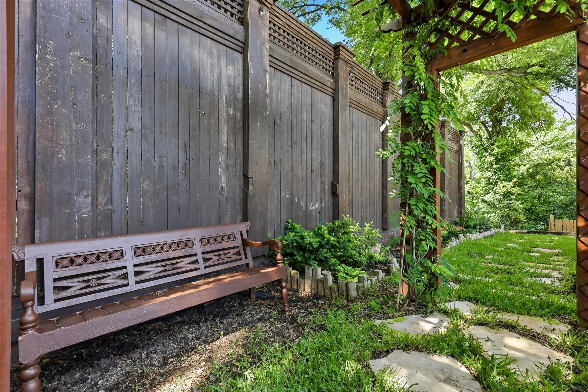 Single Family Residence For Sale in Dallas County , 14917 Oaks North Drive, Addison, Texas 75254, 3 Bedroom, 7 Bathroom, 2 Garage spaces, 3,407 Sqft, built in 1984, mls#21204568, Real Estate Agent in Addison, Homes For Sale in Dallas county, Homes For Sale in Addison, Realtor in Addison Texas, Real Estate Brokerage Independent Realty Texas, Luminita Cordes Realtor