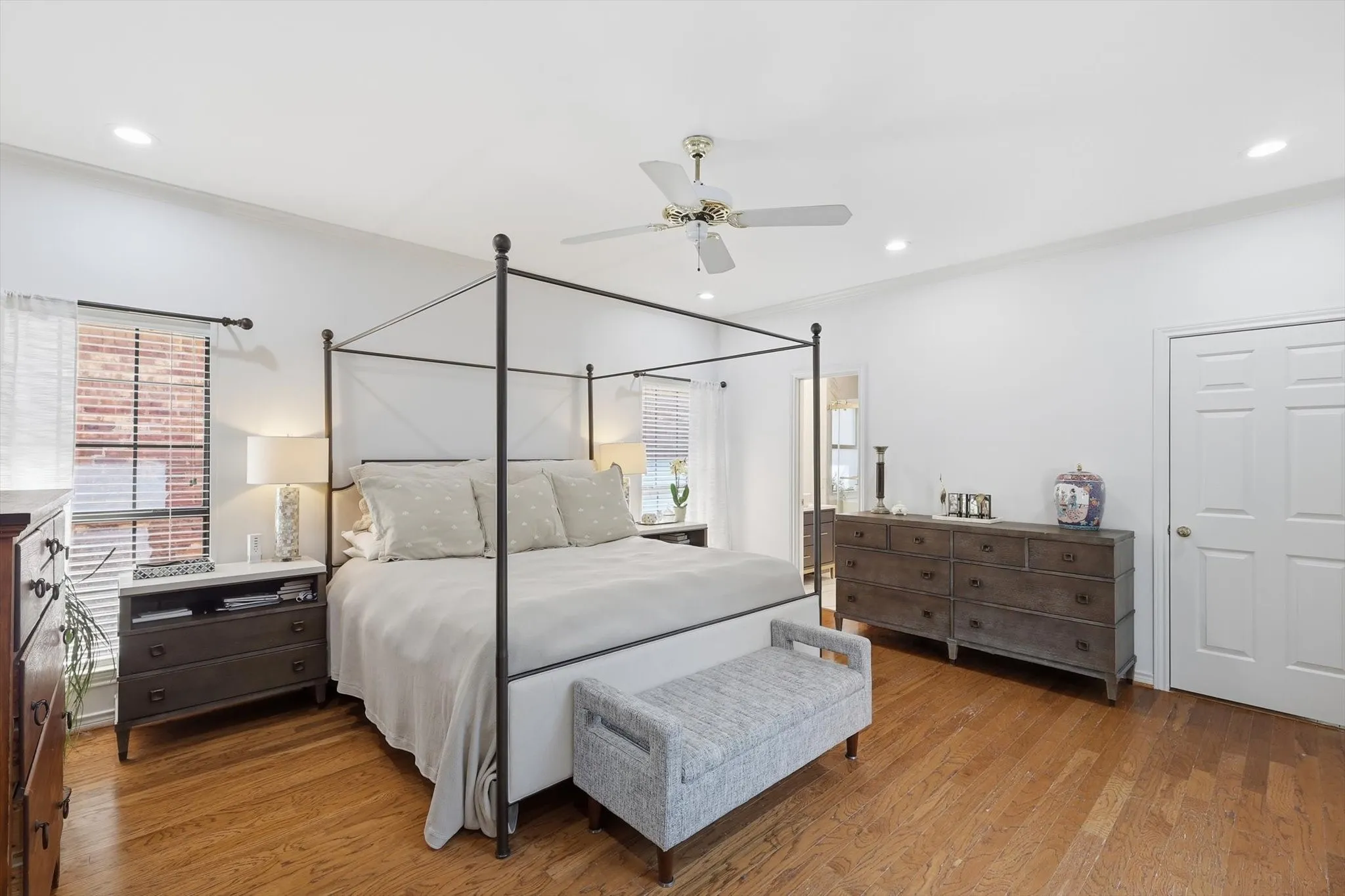 Single Family Residence For Sale in Dallas County , 14917 Oaks North Drive, Addison, Texas 75254, 3 Bedroom, 7 Bathroom, 2 Garage spaces, 3,407 Sqft, built in 1984, mls#21204568, Real Estate Agent in Addison, Homes For Sale in Dallas county, Homes For Sale in Addison, Realtor in Addison Texas, Real Estate Brokerage Independent Realty Texas, Luminita Cordes Realtor