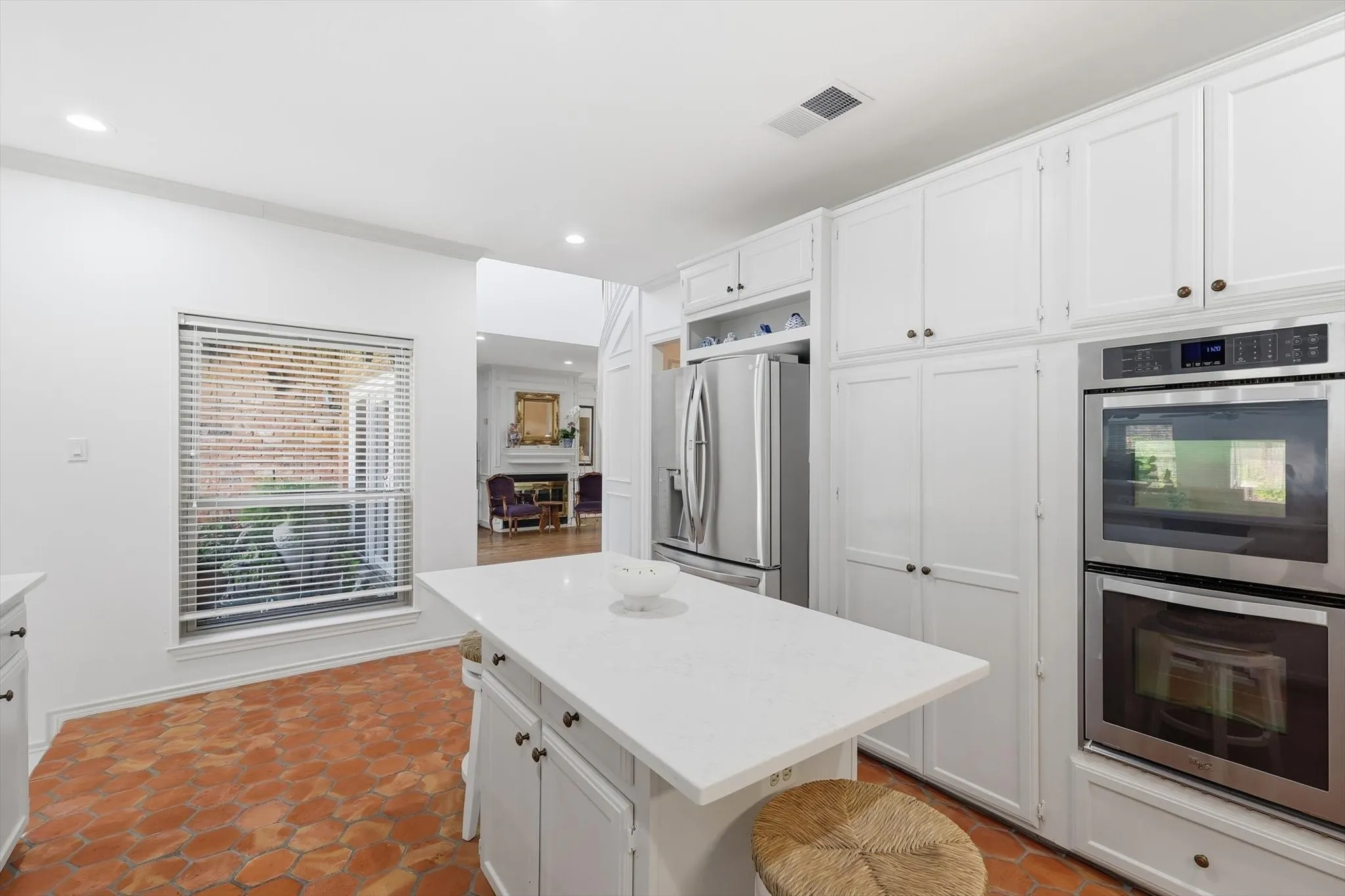 Single Family Residence For Sale in Dallas County , 14917 Oaks North Drive, Addison, Texas 75254, 3 Bedroom, 7 Bathroom, 2 Garage spaces, 3,407 Sqft, built in 1984, mls#21204568, Real Estate Agent in Addison, Homes For Sale in Dallas county, Homes For Sale in Addison, Realtor in Addison Texas, Real Estate Brokerage Independent Realty Texas, Luminita Cordes Realtor