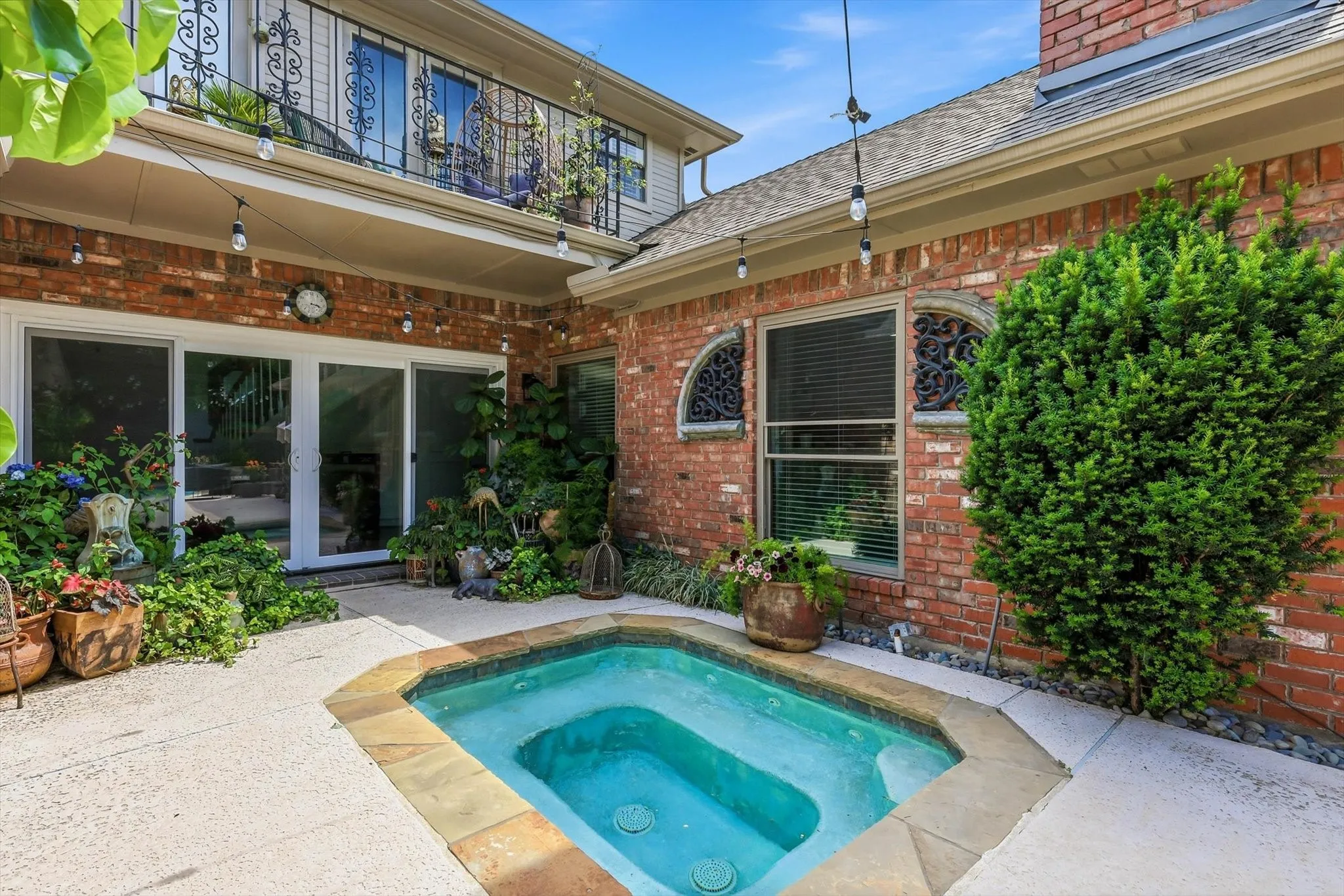 Single Family Residence For Sale in Dallas County , 14917 Oaks North Drive, Addison, Texas 75254, 3 Bedroom, 7 Bathroom, 2 Garage spaces, 3,407 Sqft, built in 1984, mls#21204568, Real Estate Agent in Addison, Homes For Sale in Dallas county, Homes For Sale in Addison, Realtor in Addison Texas, Real Estate Brokerage Independent Realty Texas, Luminita Cordes Realtor