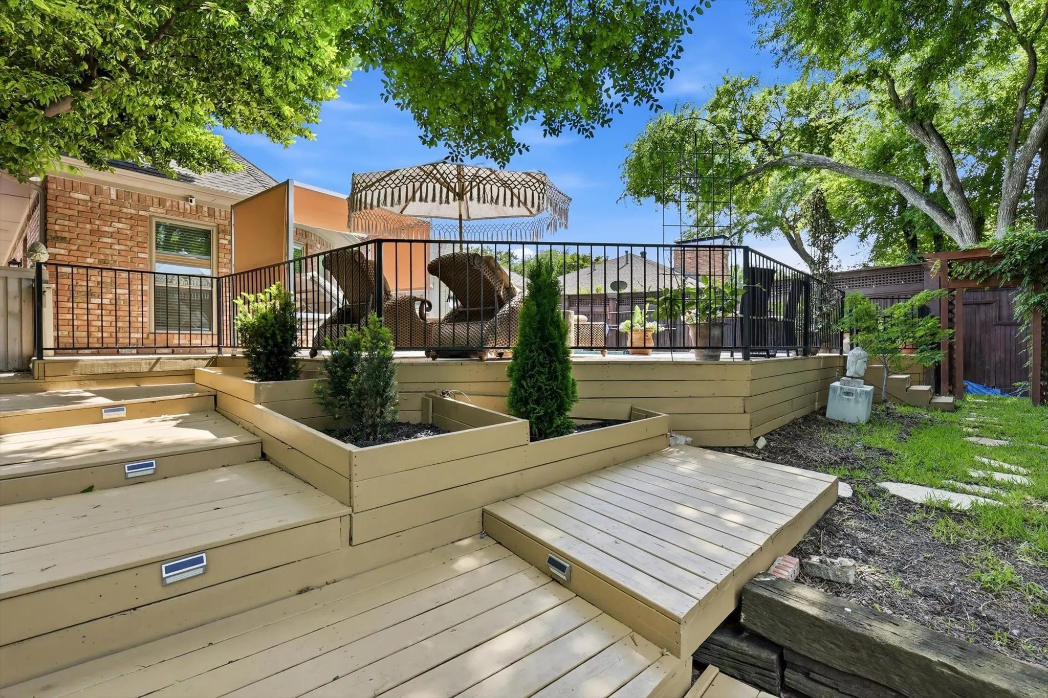 Single Family Residence For Sale in Dallas County , 14917 Oaks North Drive, Addison, Texas 75254, 3 Bedroom, 7 Bathroom, 2 Garage spaces, 3,407 Sqft, built in 1984, mls#21204568, Real Estate Agent in Addison, Homes For Sale in Dallas county, Homes For Sale in Addison, Realtor in Addison Texas, Real Estate Brokerage Independent Realty Texas, Luminita Cordes Realtor