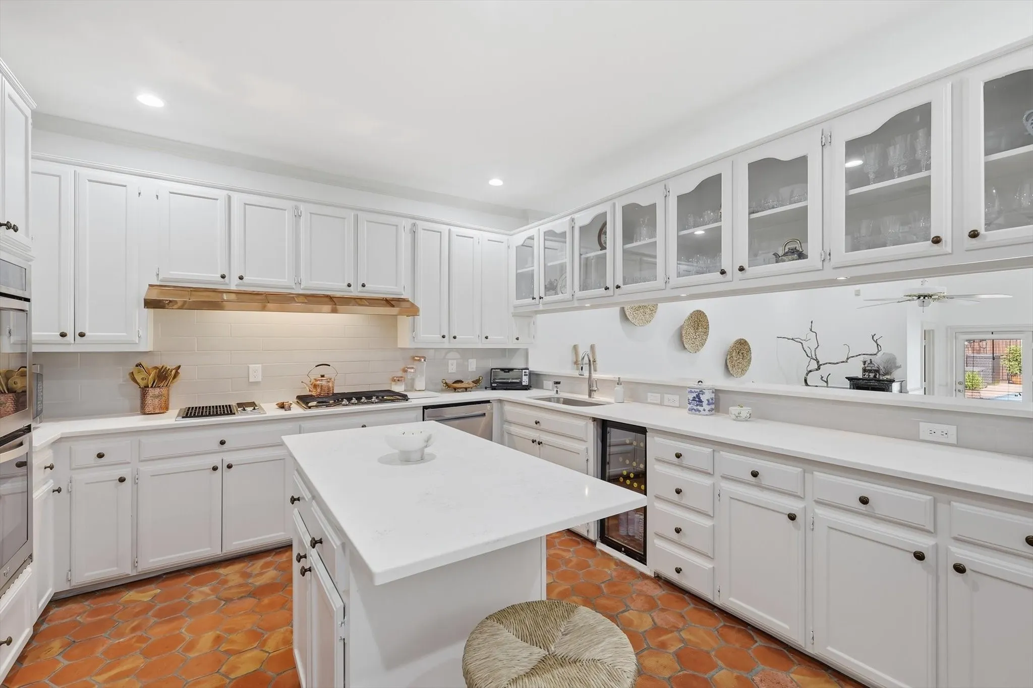 Single Family Residence For Sale in Dallas County , 14917 Oaks North Drive, Addison, Texas 75254, 3 Bedroom, 7 Bathroom, 2 Garage spaces, 3,407 Sqft, built in 1984, mls#21204568, Real Estate Agent in Addison, Homes For Sale in Dallas county, Homes For Sale in Addison, Realtor in Addison Texas, Real Estate Brokerage Independent Realty Texas, Luminita Cordes Realtor