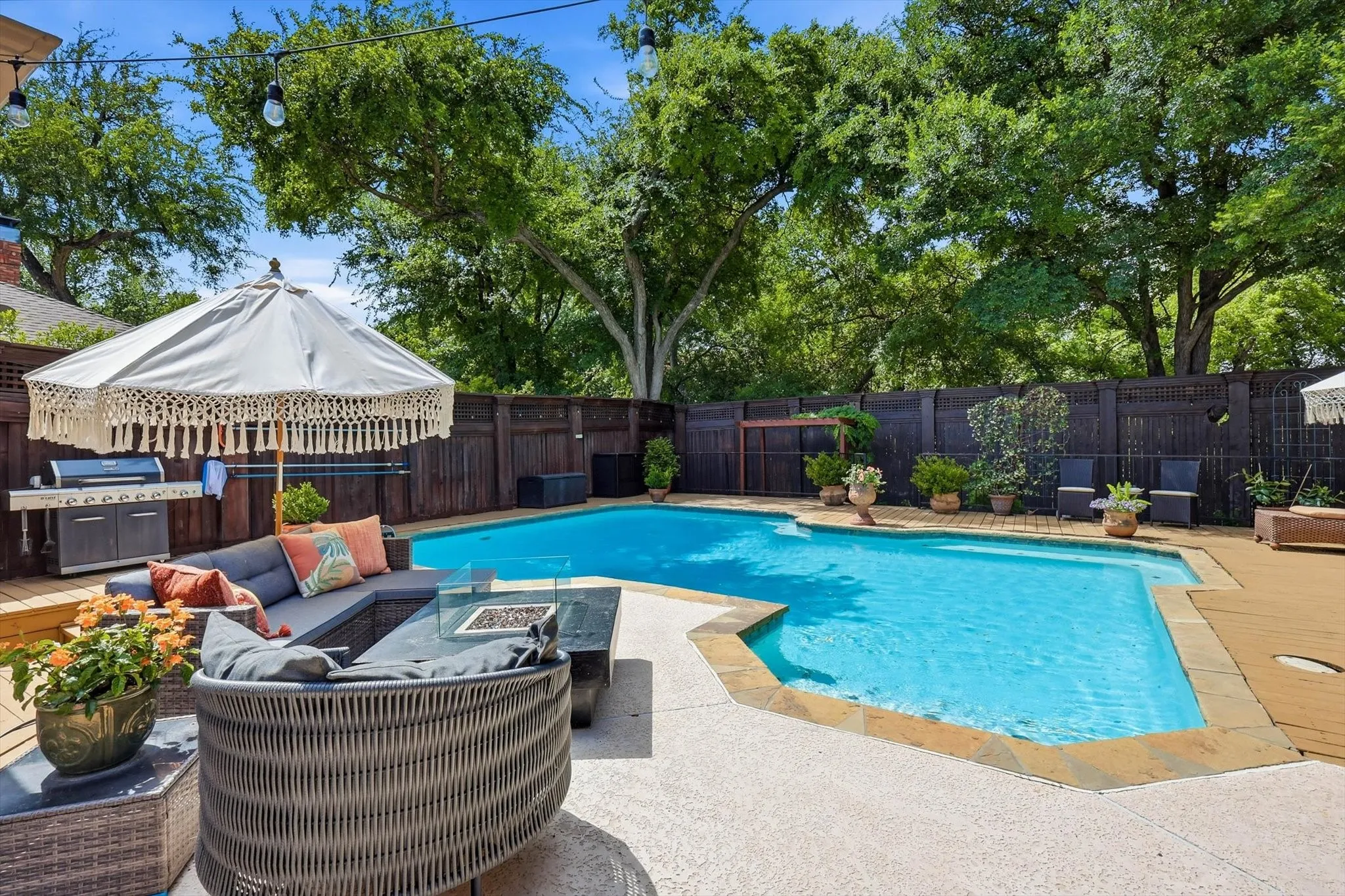 Single Family Residence For Sale in Dallas County , 14917 Oaks North Drive, Addison, Texas 75254, 3 Bedroom, 7 Bathroom, 2 Garage spaces, 3,407 Sqft, built in 1984, mls#21204568, Real Estate Agent in Addison, Homes For Sale in Dallas county, Homes For Sale in Addison, Realtor in Addison Texas, Real Estate Brokerage Independent Realty Texas, Luminita Cordes Realtor