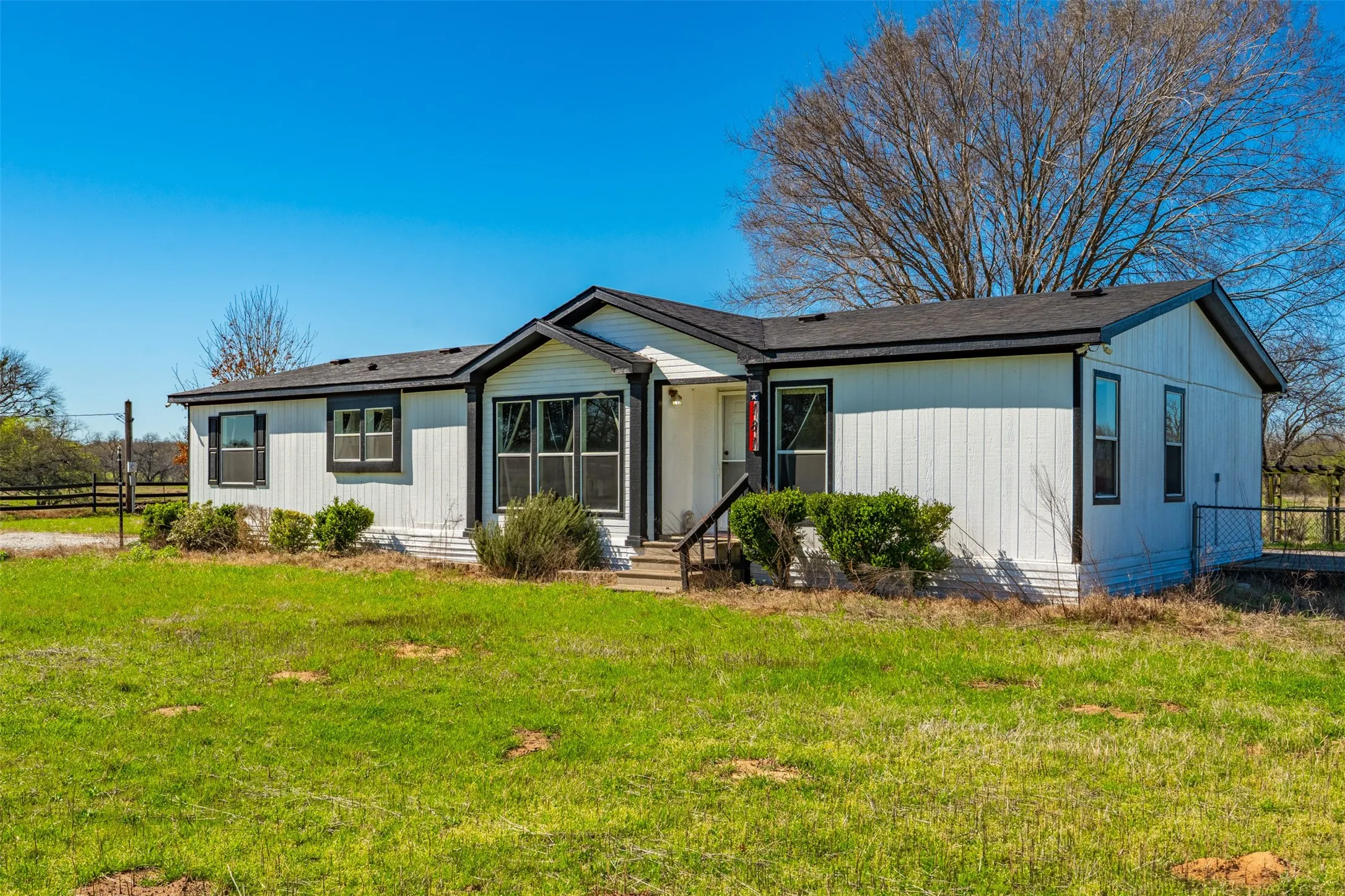 Front view of 3 bedroom home on private acreage in Whitney TX near Lake Whitney