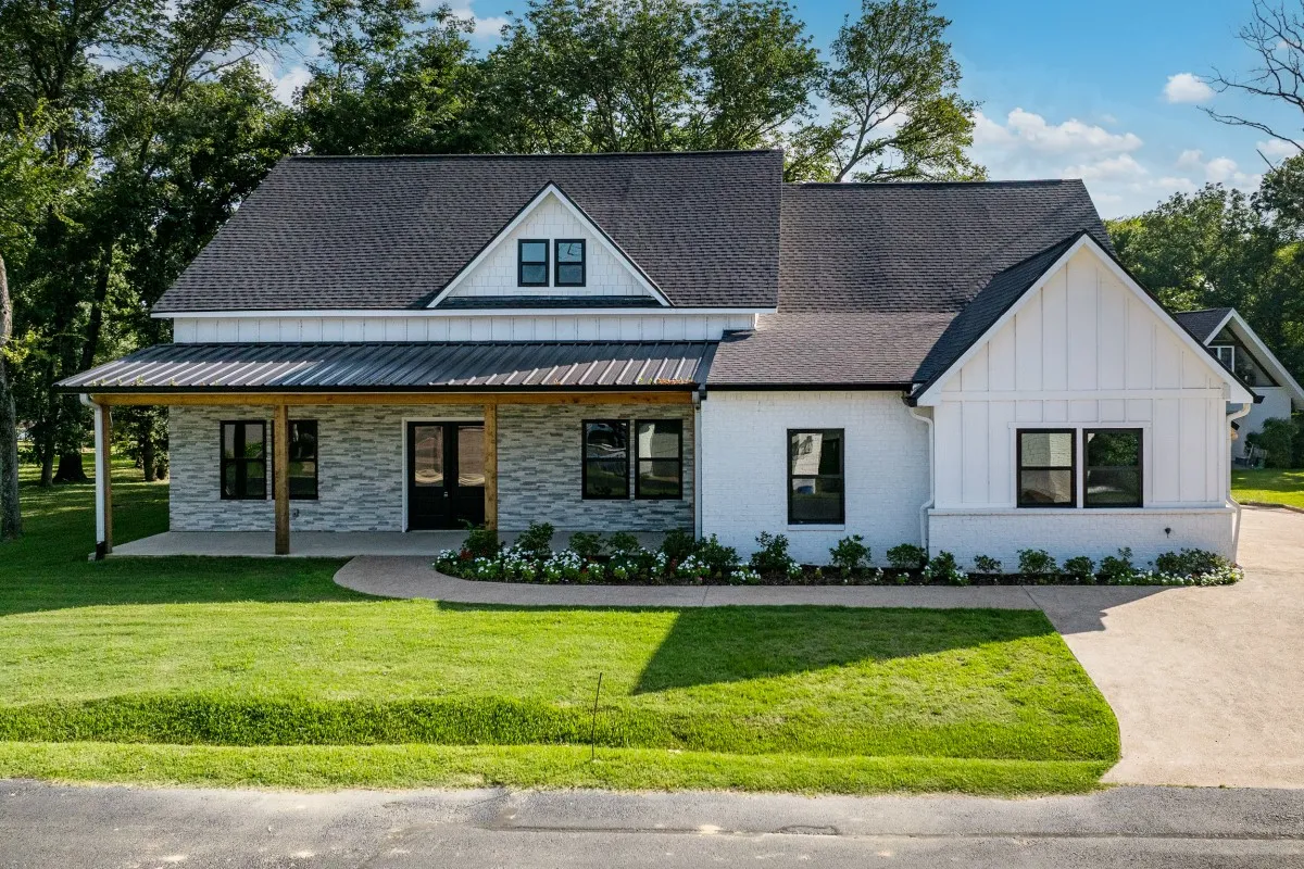 Single Family Residence For Sale in Henderson County , 649 Enchanted Isles Drive, Mabank, Texas 75156, 4 Bedroom, 3 Bathroom, 3 Garage spaces, 2,860 Sqft, built in 2024, mls#21207036, Real Estate Agent in Mabank, Homes For Sale in Henderson county, Homes For Sale in Mabank, Realtor in Mabank Texas, Real Estate Brokerage Independent Realty Texas, Luminita Cordes Realtor