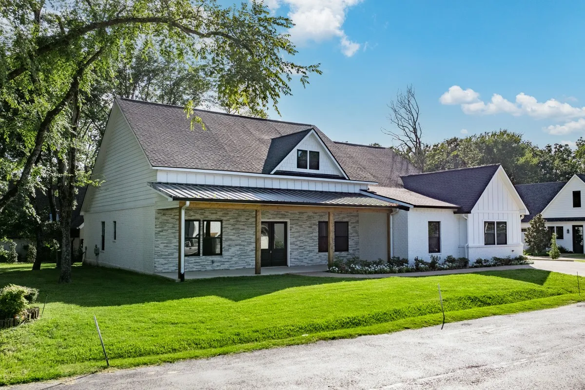 Single Family Residence For Sale in Henderson County , 649 Enchanted Isles Drive, Mabank, Texas 75156, 4 Bedroom, 3 Bathroom, 3 Garage spaces, 2,860 Sqft, built in 2024, mls#21207036, Real Estate Agent in Mabank, Homes For Sale in Henderson county, Homes For Sale in Mabank, Realtor in Mabank Texas, Real Estate Brokerage Independent Realty Texas, Luminita Cordes Realtor